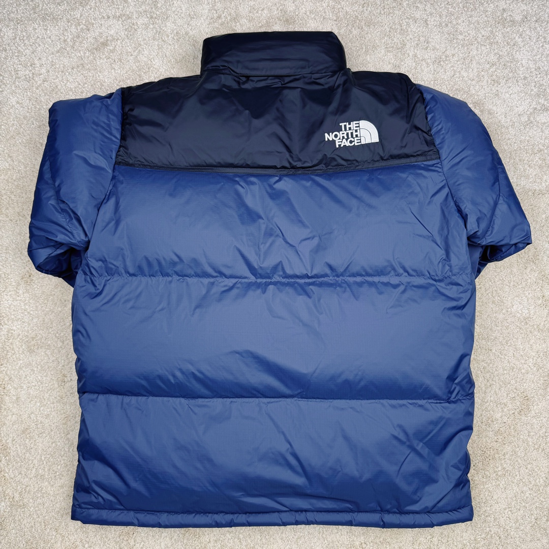 图片[3]-＃TZD TheNorthFace 1996 Nuptse 4NCH 北面拼色户外经典潮牌羽绒服 美国原厂原版数据开版 比例协调、宽松、保暖、时尚 真正原厂内部数据 最大可穿至230斤左右【非市面为节约成本而缩小版型】建议对比尺码表参数 全新进口百灵达绣花机定制万针电绣 采用进口7号针 进口绣线 保证每字饱满、立体、清晰 可称最贵绣标 采用国标90白鸭绒填充 保暖性能更出色 轻便不厚重 压缩后的蓬松度恢复性好 原厂定制40D格子四级防水布料 独家采用原版一致单层布料做法【非市面通货内加胆布】采用单层布料考验了布料及羽绒必须要达标 防止跑绒 并保证手感及膨松度 内里采用尼龙nylon双重双层封禁设计 不会出现任何跑绒现象 内置抽拉绳扣的可调节下摆 可防风防寒 拉链采用吉田YKK原厂定制 刻字清晰 质感完美顺滑 建议比较可供过毒验货 辅料及扣子均采用原版一样铜芯弹簧【非市面铁芯弹簧】可对比了解更多细节 只做市场最高版本 袖口六角扣标志着同步原版一样的六角扣 真正做到和原版一摸一样 不诋毁 不浮夸 真实且不需要太多文案 因为专注 所以专业！ 尺码：XS S M L XL XXL-选品中心