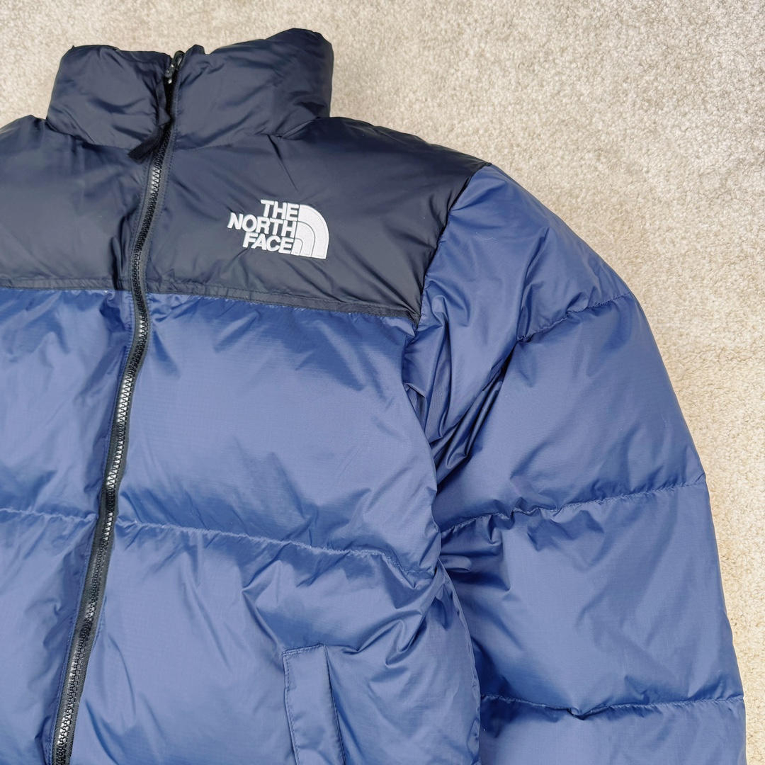 图片[9]-＃TZD TheNorthFace 1996 Nuptse 4NCH 北面拼色户外经典潮牌羽绒服 美国原厂原版数据开版 比例协调、宽松、保暖、时尚 真正原厂内部数据 最大可穿至230斤左右【非市面为节约成本而缩小版型】建议对比尺码表参数 全新进口百灵达绣花机定制万针电绣 采用进口7号针 进口绣线 保证每字饱满、立体、清晰 可称最贵绣标 采用国标90白鸭绒填充 保暖性能更出色 轻便不厚重 压缩后的蓬松度恢复性好 原厂定制40D格子四级防水布料 独家采用原版一致单层布料做法【非市面通货内加胆布】采用单层布料考验了布料及羽绒必须要达标 防止跑绒 并保证手感及膨松度 内里采用尼龙nylon双重双层封禁设计 不会出现任何跑绒现象 内置抽拉绳扣的可调节下摆 可防风防寒 拉链采用吉田YKK原厂定制 刻字清晰 质感完美顺滑 建议比较可供过毒验货 辅料及扣子均采用原版一样铜芯弹簧【非市面铁芯弹簧】可对比了解更多细节 只做市场最高版本 袖口六角扣标志着同步原版一样的六角扣 真正做到和原版一摸一样 不诋毁 不浮夸 真实且不需要太多文案 因为专注 所以专业！ 尺码：XS S M L XL XXL-选品中心