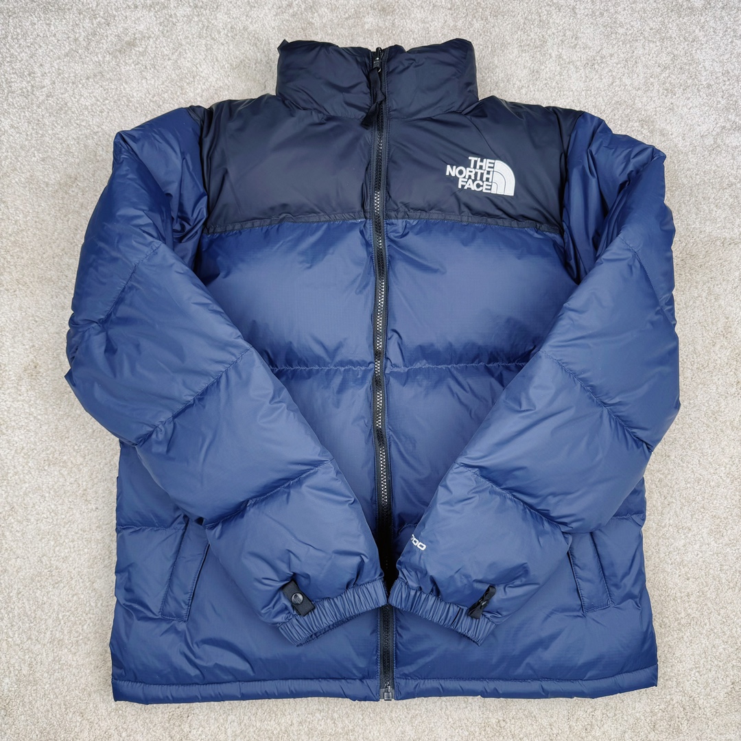 图片[2]-＃TZD TheNorthFace 1996 Nuptse 4NCH 北面拼色户外经典潮牌羽绒服 美国原厂原版数据开版 比例协调、宽松、保暖、时尚 真正原厂内部数据 最大可穿至230斤左右【非市面为节约成本而缩小版型】建议对比尺码表参数 全新进口百灵达绣花机定制万针电绣 采用进口7号针 进口绣线 保证每字饱满、立体、清晰 可称最贵绣标 采用国标90白鸭绒填充 保暖性能更出色 轻便不厚重 压缩后的蓬松度恢复性好 原厂定制40D格子四级防水布料 独家采用原版一致单层布料做法【非市面通货内加胆布】采用单层布料考验了布料及羽绒必须要达标 防止跑绒 并保证手感及膨松度 内里采用尼龙nylon双重双层封禁设计 不会出现任何跑绒现象 内置抽拉绳扣的可调节下摆 可防风防寒 拉链采用吉田YKK原厂定制 刻字清晰 质感完美顺滑 建议比较可供过毒验货 辅料及扣子均采用原版一样铜芯弹簧【非市面铁芯弹簧】可对比了解更多细节 只做市场最高版本 袖口六角扣标志着同步原版一样的六角扣 真正做到和原版一摸一样 不诋毁 不浮夸 真实且不需要太多文案 因为专注 所以专业！ 尺码：XS S M L XL XXL-选品中心