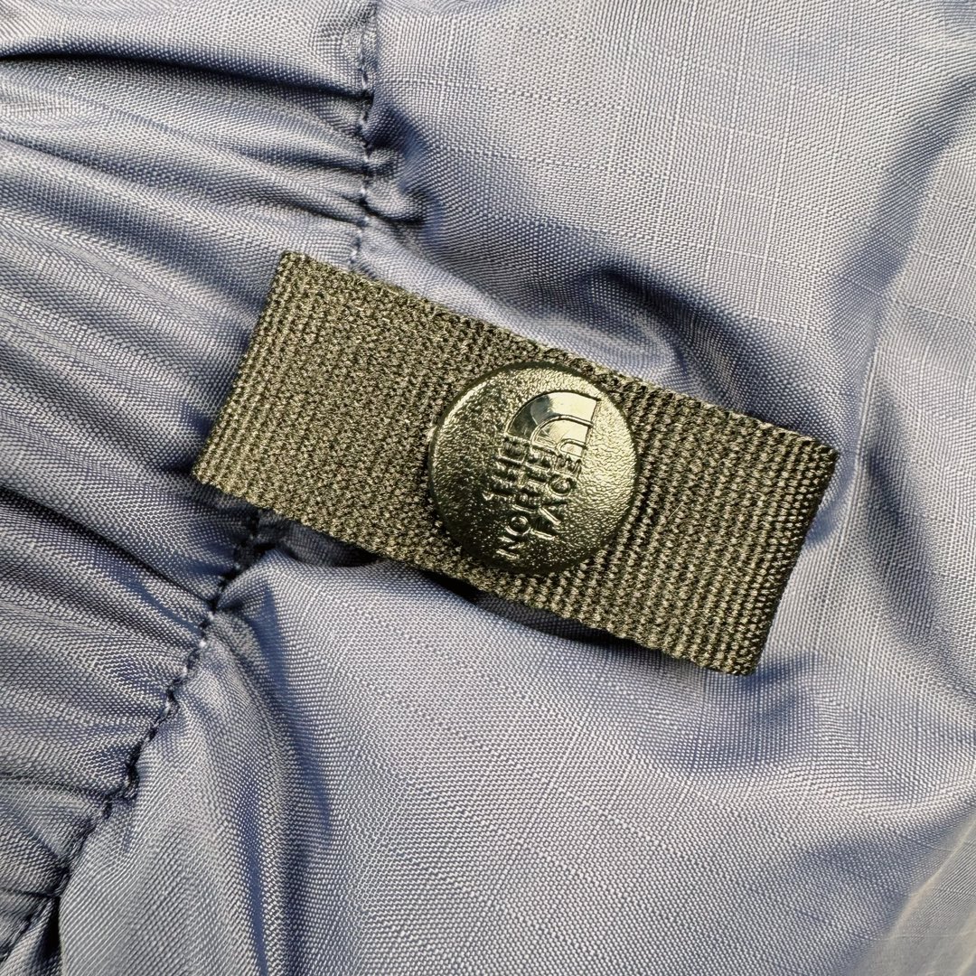 图片[21]-＃TZD TheNorthFace 1996 Nuptse 4NCH 北面拼色户外经典潮牌羽绒服 美国原厂原版数据开版 比例协调、宽松、保暖、时尚 真正原厂内部数据 最大可穿至230斤左右【非市面为节约成本而缩小版型】建议对比尺码表参数 全新进口百灵达绣花机定制万针电绣 采用进口7号针 进口绣线 保证每字饱满、立体、清晰 可称最贵绣标 采用国标90白鸭绒填充 保暖性能更出色 轻便不厚重 压缩后的蓬松度恢复性好 原厂定制40D格子四级防水布料 独家采用原版一致单层布料做法【非市面通货内加胆布】采用单层布料考验了布料及羽绒必须要达标 防止跑绒 并保证手感及膨松度 内里采用尼龙nylon双重双层封禁设计 不会出现任何跑绒现象 内置抽拉绳扣的可调节下摆 可防风防寒 拉链采用吉田YKK原厂定制 刻字清晰 质感完美顺滑 建议比较可供过毒验货 辅料及扣子均采用原版一样铜芯弹簧【非市面铁芯弹簧】可对比了解更多细节 只做市场最高版本 袖口六角扣标志着同步原版一样的六角扣 真正做到和原版一摸一样 不诋毁 不浮夸 真实且不需要太多文案 因为专注 所以专业！ 尺码：XS S M L XL XXL-选品中心