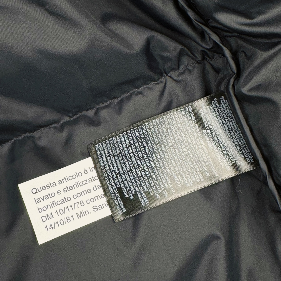 图片[20]-＃TZD TheNorthFace 1996 Nuptse 4NCH 北面拼色户外经典潮牌羽绒服 美国原厂原版数据开版 比例协调、宽松、保暖、时尚 真正原厂内部数据 最大可穿至230斤左右【非市面为节约成本而缩小版型】建议对比尺码表参数 全新进口百灵达绣花机定制万针电绣 采用进口7号针 进口绣线 保证每字饱满、立体、清晰 可称最贵绣标 采用国标90白鸭绒填充 保暖性能更出色 轻便不厚重 压缩后的蓬松度恢复性好 原厂定制40D格子四级防水布料 独家采用原版一致单层布料做法【非市面通货内加胆布】采用单层布料考验了布料及羽绒必须要达标 防止跑绒 并保证手感及膨松度 内里采用尼龙nylon双重双层封禁设计 不会出现任何跑绒现象 内置抽拉绳扣的可调节下摆 可防风防寒 拉链采用吉田YKK原厂定制 刻字清晰 质感完美顺滑 建议比较可供过毒验货 辅料及扣子均采用原版一样铜芯弹簧【非市面铁芯弹簧】可对比了解更多细节 只做市场最高版本 袖口六角扣标志着同步原版一样的六角扣 真正做到和原版一摸一样 不诋毁 不浮夸 真实且不需要太多文案 因为专注 所以专业！ 尺码：XS S M L XL XXL-选品中心