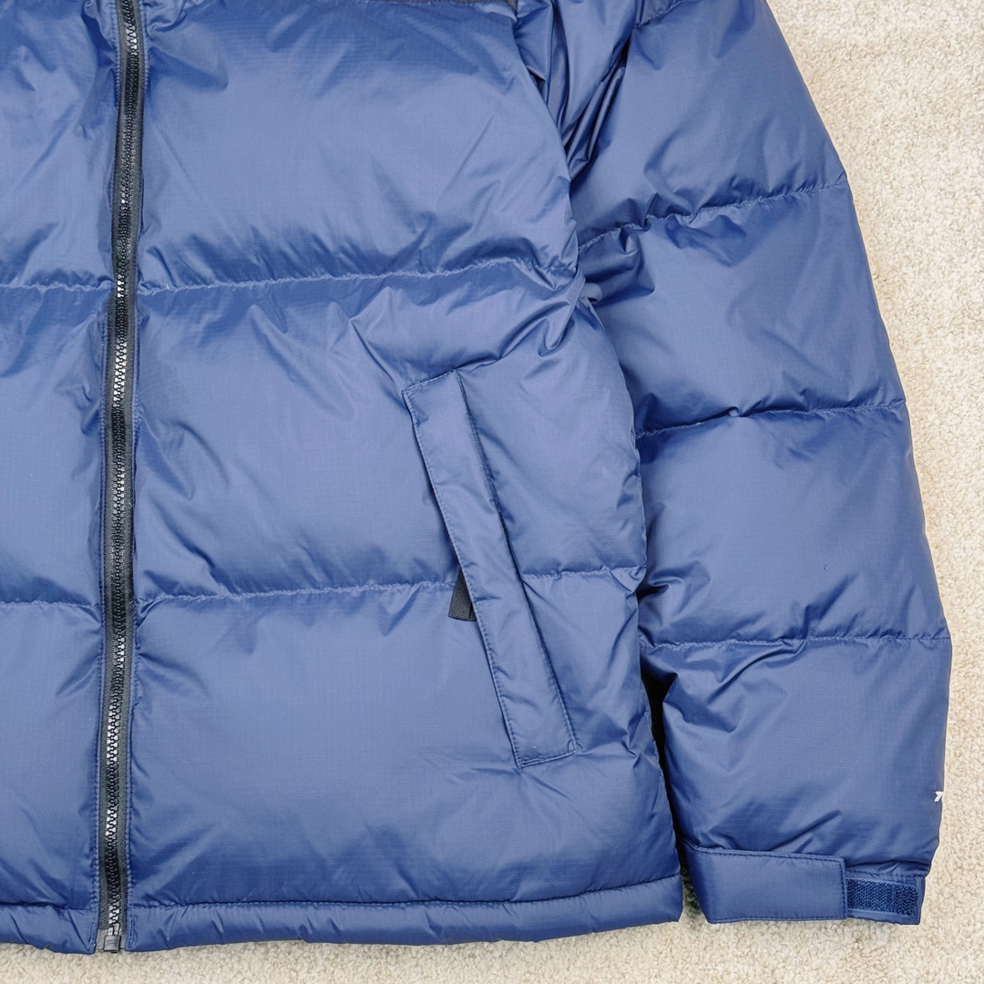 图片[7]-＃TZD TheNorthFace 1996 Nuptse 4NCH 北面拼色户外经典潮牌羽绒服 美国原厂原版数据开版 比例协调、宽松、保暖、时尚 真正原厂内部数据 最大可穿至230斤左右【非市面为节约成本而缩小版型】建议对比尺码表参数 全新进口百灵达绣花机定制万针电绣 采用进口7号针 进口绣线 保证每字饱满、立体、清晰 可称最贵绣标 采用国标90白鸭绒填充 保暖性能更出色 轻便不厚重 压缩后的蓬松度恢复性好 原厂定制40D格子四级防水布料 独家采用原版一致单层布料做法【非市面通货内加胆布】采用单层布料考验了布料及羽绒必须要达标 防止跑绒 并保证手感及膨松度 内里采用尼龙nylon双重双层封禁设计 不会出现任何跑绒现象 内置抽拉绳扣的可调节下摆 可防风防寒 拉链采用吉田YKK原厂定制 刻字清晰 质感完美顺滑 建议比较可供过毒验货 辅料及扣子均采用原版一样铜芯弹簧【非市面铁芯弹簧】可对比了解更多细节 只做市场最高版本 袖口六角扣标志着同步原版一样的六角扣 真正做到和原版一摸一样 不诋毁 不浮夸 真实且不需要太多文案 因为专注 所以专业！ 尺码：XS S M L XL XXL-选品中心