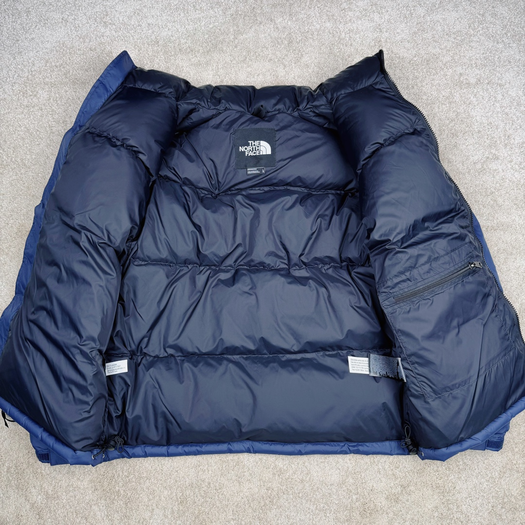 图片[4]-＃TZD TheNorthFace 1996 Nuptse 4NCH 北面拼色户外经典潮牌羽绒服 美国原厂原版数据开版 比例协调、宽松、保暖、时尚 真正原厂内部数据 最大可穿至230斤左右【非市面为节约成本而缩小版型】建议对比尺码表参数 全新进口百灵达绣花机定制万针电绣 采用进口7号针 进口绣线 保证每字饱满、立体、清晰 可称最贵绣标 采用国标90白鸭绒填充 保暖性能更出色 轻便不厚重 压缩后的蓬松度恢复性好 原厂定制40D格子四级防水布料 独家采用原版一致单层布料做法【非市面通货内加胆布】采用单层布料考验了布料及羽绒必须要达标 防止跑绒 并保证手感及膨松度 内里采用尼龙nylon双重双层封禁设计 不会出现任何跑绒现象 内置抽拉绳扣的可调节下摆 可防风防寒 拉链采用吉田YKK原厂定制 刻字清晰 质感完美顺滑 建议比较可供过毒验货 辅料及扣子均采用原版一样铜芯弹簧【非市面铁芯弹簧】可对比了解更多细节 只做市场最高版本 袖口六角扣标志着同步原版一样的六角扣 真正做到和原版一摸一样 不诋毁 不浮夸 真实且不需要太多文案 因为专注 所以专业！ 尺码：XS S M L XL XXL-选品中心