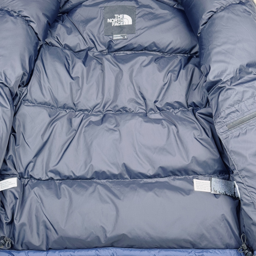 图片[15]-＃TZD TheNorthFace 1996 Nuptse 4NCH 北面拼色户外经典潮牌羽绒服 美国原厂原版数据开版 比例协调、宽松、保暖、时尚 真正原厂内部数据 最大可穿至230斤左右【非市面为节约成本而缩小版型】建议对比尺码表参数 全新进口百灵达绣花机定制万针电绣 采用进口7号针 进口绣线 保证每字饱满、立体、清晰 可称最贵绣标 采用国标90白鸭绒填充 保暖性能更出色 轻便不厚重 压缩后的蓬松度恢复性好 原厂定制40D格子四级防水布料 独家采用原版一致单层布料做法【非市面通货内加胆布】采用单层布料考验了布料及羽绒必须要达标 防止跑绒 并保证手感及膨松度 内里采用尼龙nylon双重双层封禁设计 不会出现任何跑绒现象 内置抽拉绳扣的可调节下摆 可防风防寒 拉链采用吉田YKK原厂定制 刻字清晰 质感完美顺滑 建议比较可供过毒验货 辅料及扣子均采用原版一样铜芯弹簧【非市面铁芯弹簧】可对比了解更多细节 只做市场最高版本 袖口六角扣标志着同步原版一样的六角扣 真正做到和原版一摸一样 不诋毁 不浮夸 真实且不需要太多文案 因为专注 所以专业！ 尺码：XS S M L XL XXL-选品中心