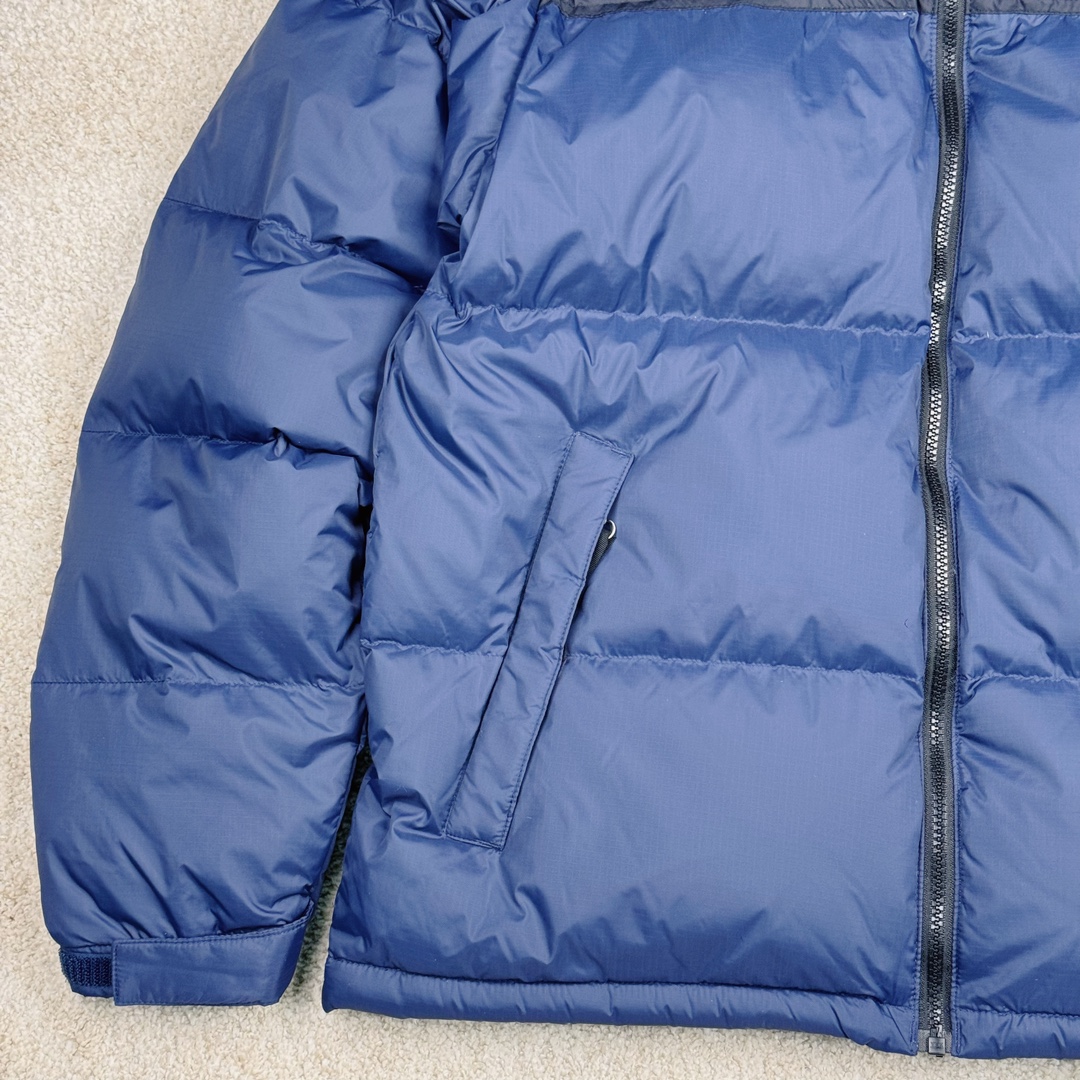 图片[6]-＃TZD TheNorthFace 1996 Nuptse 4NCH 北面拼色户外经典潮牌羽绒服 美国原厂原版数据开版 比例协调、宽松、保暖、时尚 真正原厂内部数据 最大可穿至230斤左右【非市面为节约成本而缩小版型】建议对比尺码表参数 全新进口百灵达绣花机定制万针电绣 采用进口7号针 进口绣线 保证每字饱满、立体、清晰 可称最贵绣标 采用国标90白鸭绒填充 保暖性能更出色 轻便不厚重 压缩后的蓬松度恢复性好 原厂定制40D格子四级防水布料 独家采用原版一致单层布料做法【非市面通货内加胆布】采用单层布料考验了布料及羽绒必须要达标 防止跑绒 并保证手感及膨松度 内里采用尼龙nylon双重双层封禁设计 不会出现任何跑绒现象 内置抽拉绳扣的可调节下摆 可防风防寒 拉链采用吉田YKK原厂定制 刻字清晰 质感完美顺滑 建议比较可供过毒验货 辅料及扣子均采用原版一样铜芯弹簧【非市面铁芯弹簧】可对比了解更多细节 只做市场最高版本 袖口六角扣标志着同步原版一样的六角扣 真正做到和原版一摸一样 不诋毁 不浮夸 真实且不需要太多文案 因为专注 所以专业！ 尺码：XS S M L XL XXL-选品中心