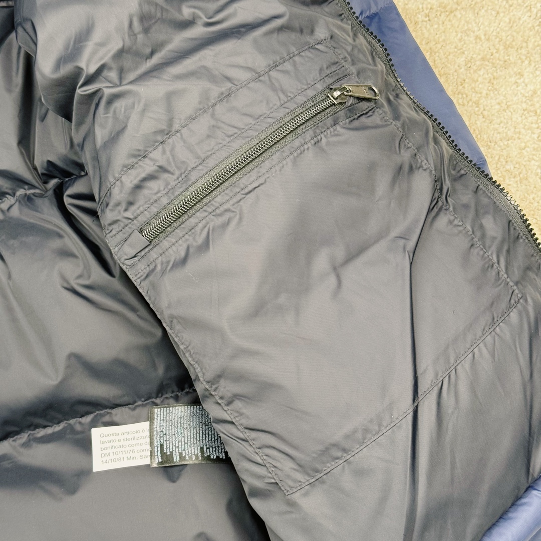 图片[14]-＃TZD TheNorthFace 1996 Nuptse 4NCH 北面拼色户外经典潮牌羽绒服 美国原厂原版数据开版 比例协调、宽松、保暖、时尚 真正原厂内部数据 最大可穿至230斤左右【非市面为节约成本而缩小版型】建议对比尺码表参数 全新进口百灵达绣花机定制万针电绣 采用进口7号针 进口绣线 保证每字饱满、立体、清晰 可称最贵绣标 采用国标90白鸭绒填充 保暖性能更出色 轻便不厚重 压缩后的蓬松度恢复性好 原厂定制40D格子四级防水布料 独家采用原版一致单层布料做法【非市面通货内加胆布】采用单层布料考验了布料及羽绒必须要达标 防止跑绒 并保证手感及膨松度 内里采用尼龙nylon双重双层封禁设计 不会出现任何跑绒现象 内置抽拉绳扣的可调节下摆 可防风防寒 拉链采用吉田YKK原厂定制 刻字清晰 质感完美顺滑 建议比较可供过毒验货 辅料及扣子均采用原版一样铜芯弹簧【非市面铁芯弹簧】可对比了解更多细节 只做市场最高版本 袖口六角扣标志着同步原版一样的六角扣 真正做到和原版一摸一样 不诋毁 不浮夸 真实且不需要太多文案 因为专注 所以专业！ 尺码：XS S M L XL XXL-选品中心