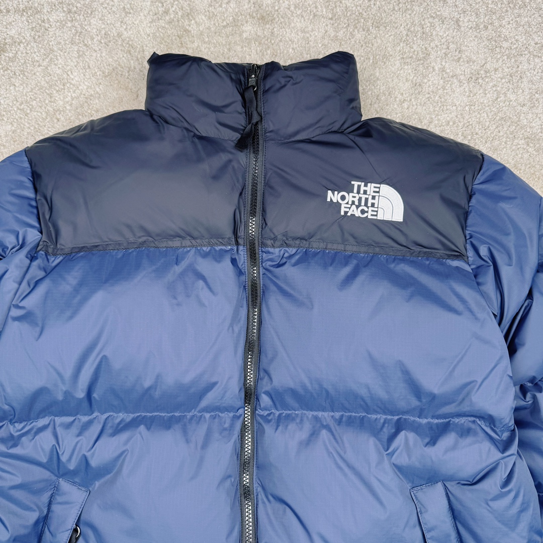 图片[5]-＃TZD TheNorthFace 1996 Nuptse 4NCH 北面拼色户外经典潮牌羽绒服 美国原厂原版数据开版 比例协调、宽松、保暖、时尚 真正原厂内部数据 最大可穿至230斤左右【非市面为节约成本而缩小版型】建议对比尺码表参数 全新进口百灵达绣花机定制万针电绣 采用进口7号针 进口绣线 保证每字饱满、立体、清晰 可称最贵绣标 采用国标90白鸭绒填充 保暖性能更出色 轻便不厚重 压缩后的蓬松度恢复性好 原厂定制40D格子四级防水布料 独家采用原版一致单层布料做法【非市面通货内加胆布】采用单层布料考验了布料及羽绒必须要达标 防止跑绒 并保证手感及膨松度 内里采用尼龙nylon双重双层封禁设计 不会出现任何跑绒现象 内置抽拉绳扣的可调节下摆 可防风防寒 拉链采用吉田YKK原厂定制 刻字清晰 质感完美顺滑 建议比较可供过毒验货 辅料及扣子均采用原版一样铜芯弹簧【非市面铁芯弹簧】可对比了解更多细节 只做市场最高版本 袖口六角扣标志着同步原版一样的六角扣 真正做到和原版一摸一样 不诋毁 不浮夸 真实且不需要太多文案 因为专注 所以专业！ 尺码：XS S M L XL XXL-选品中心