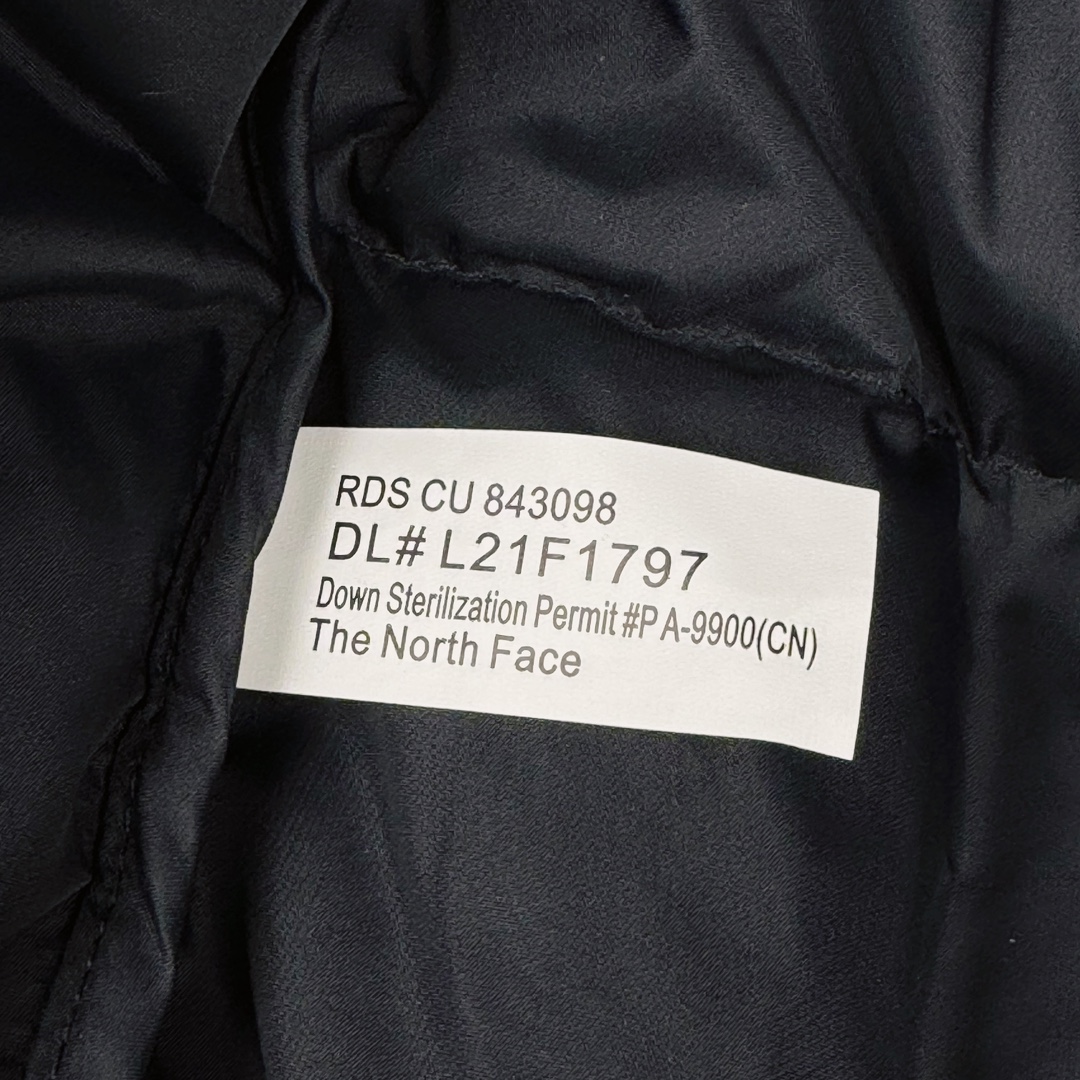 图片[19]-＃TZD TheNorthFace 1996 Nuptse 4NCH 北面拼色户外经典潮牌羽绒服 美国原厂原版数据开版 比例协调、宽松、保暖、时尚 真正原厂内部数据 最大可穿至230斤左右【非市面为节约成本而缩小版型】建议对比尺码表参数 全新进口百灵达绣花机定制万针电绣 采用进口7号针 进口绣线 保证每字饱满、立体、清晰 可称最贵绣标 采用国标90白鸭绒填充 保暖性能更出色 轻便不厚重 压缩后的蓬松度恢复性好 原厂定制40D格子四级防水布料 独家采用原版一致单层布料做法【非市面通货内加胆布】采用单层布料考验了布料及羽绒必须要达标 防止跑绒 并保证手感及膨松度 内里采用尼龙nylon双重双层封禁设计 不会出现任何跑绒现象 内置抽拉绳扣的可调节下摆 可防风防寒 拉链采用吉田YKK原厂定制 刻字清晰 质感完美顺滑 建议比较可供过毒验货 辅料及扣子均采用原版一样铜芯弹簧【非市面铁芯弹簧】可对比了解更多细节 只做市场最高版本 袖口六角扣标志着同步原版一样的六角扣 真正做到和原版一摸一样 不诋毁 不浮夸 真实且不需要太多文案 因为专注 所以专业！ 尺码：XS S M L XL XXL-选品中心