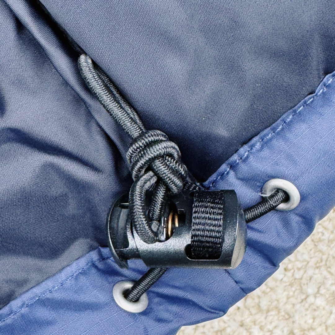 图片[12]-＃TZD TheNorthFace 1996 Nuptse 4NCH 北面拼色户外经典潮牌羽绒服 美国原厂原版数据开版 比例协调、宽松、保暖、时尚 真正原厂内部数据 最大可穿至230斤左右【非市面为节约成本而缩小版型】建议对比尺码表参数 全新进口百灵达绣花机定制万针电绣 采用进口7号针 进口绣线 保证每字饱满、立体、清晰 可称最贵绣标 采用国标90白鸭绒填充 保暖性能更出色 轻便不厚重 压缩后的蓬松度恢复性好 原厂定制40D格子四级防水布料 独家采用原版一致单层布料做法【非市面通货内加胆布】采用单层布料考验了布料及羽绒必须要达标 防止跑绒 并保证手感及膨松度 内里采用尼龙nylon双重双层封禁设计 不会出现任何跑绒现象 内置抽拉绳扣的可调节下摆 可防风防寒 拉链采用吉田YKK原厂定制 刻字清晰 质感完美顺滑 建议比较可供过毒验货 辅料及扣子均采用原版一样铜芯弹簧【非市面铁芯弹簧】可对比了解更多细节 只做市场最高版本 袖口六角扣标志着同步原版一样的六角扣 真正做到和原版一摸一样 不诋毁 不浮夸 真实且不需要太多文案 因为专注 所以专业！ 尺码：XS S M L XL XXL-选品中心