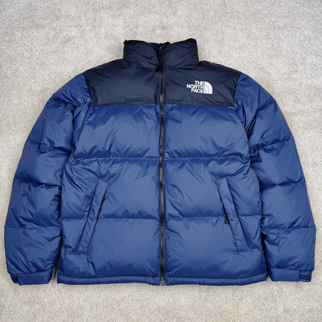 ＃TZD TheNorthFace 1996 Nuptse 4NCH 北面拼色户外经典潮牌羽绒服 美国原厂原版数据开版 比例协调、宽松、保暖、时尚 真正原厂内部数据 最大可穿至230斤左右【非市面为节约成本而缩小版型】建议对比尺码表参数 全新进口百灵达绣花机定制万针电绣 采用进口7号针 进口绣线 保证每字饱满、立体、清晰 可称最贵绣标 采用国标90白鸭绒填充 保暖性能更出色 轻便不厚重 压缩后的蓬松度恢复性好 原厂定制40D格子四级防水布料 独家采用原版一致单层布料做法【非市面通货内加胆布】采用单层布料考验了布料及羽绒必须要达标 防止跑绒 并保证手感及膨松度 内里采用尼龙nylon双重双层封禁设计 不会出现任何跑绒现象 内置抽拉绳扣的可调节下摆 可防风防寒 拉链采用吉田YKK原厂定制 刻字清晰 质感完美顺滑 建议比较可供过毒验货 辅料及扣子均采用原版一样铜芯弹簧【非市面铁芯弹簧】可对比了解更多细节 只做市场最高版本 袖口六角扣标志着同步原版一样的六角扣 真正做到和原版一摸一样 不诋毁 不浮夸 真实且不需要太多文案 因为专注 所以专业！ 尺码：XS S M L XL XXL-选品中心