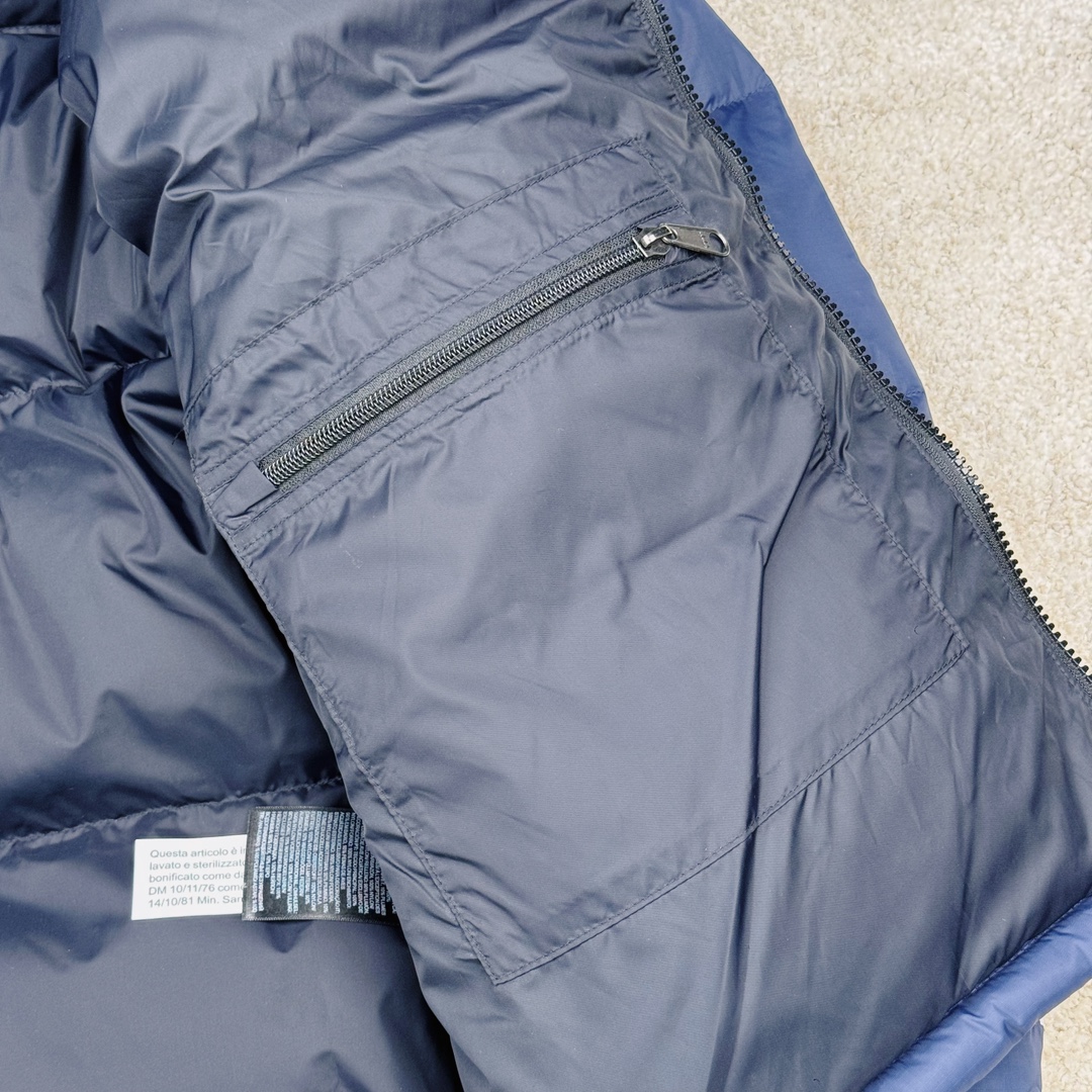 图片[13]-＃TZD TheNorthFace 1996 Nuptse 4NCH 北面拼色户外经典潮牌羽绒服 美国原厂原版数据开版 比例协调、宽松、保暖、时尚 真正原厂内部数据 最大可穿至230斤左右【非市面为节约成本而缩小版型】建议对比尺码表参数 全新进口百灵达绣花机定制万针电绣 采用进口7号针 进口绣线 保证每字饱满、立体、清晰 可称最贵绣标 采用国标90白鸭绒填充 保暖性能更出色 轻便不厚重 压缩后的蓬松度恢复性好 原厂定制40D格子四级防水布料 独家采用原版一致单层布料做法【非市面通货内加胆布】采用单层布料考验了布料及羽绒必须要达标 防止跑绒 并保证手感及膨松度 内里采用尼龙nylon双重双层封禁设计 不会出现任何跑绒现象 内置抽拉绳扣的可调节下摆 可防风防寒 拉链采用吉田YKK原厂定制 刻字清晰 质感完美顺滑 建议比较可供过毒验货 辅料及扣子均采用原版一样铜芯弹簧【非市面铁芯弹簧】可对比了解更多细节 只做市场最高版本 袖口六角扣标志着同步原版一样的六角扣 真正做到和原版一摸一样 不诋毁 不浮夸 真实且不需要太多文案 因为专注 所以专业！ 尺码：XS S M L XL XXL-选品中心