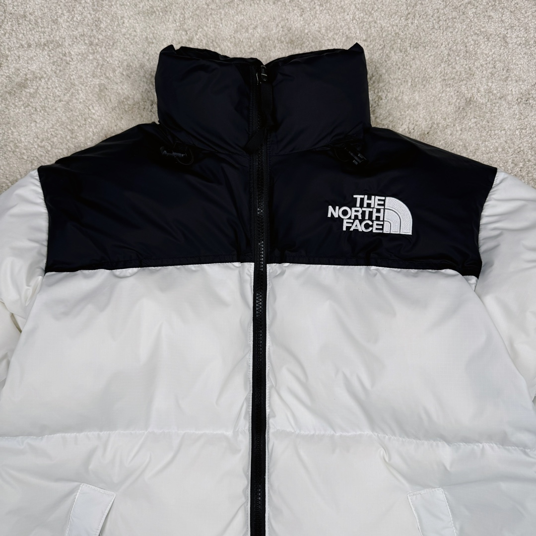 图片[5]-＃TZD TheNorthFace 1996 Nuptse 4NCH 北面拼色户外经典潮牌羽绒服 美国原厂原版数据开版 比例协调、宽松、保暖、时尚 真正原厂内部数据 最大可穿至230斤左右【非市面为节约成本而缩小版型】建议对比尺码表参数 全新进口百灵达绣花机定制万针电绣 采用进口7号针 进口绣线 保证每字饱满、立体、清晰 可称最贵绣标 采用国标90白鸭绒填充 保暖性能更出色 轻便不厚重 压缩后的蓬松度恢复性好 原厂定制40D格子四级防水布料 独家采用原版一致单层布料做法【非市面通货内加胆布】采用单层布料考验了布料及羽绒必须要达标 防止跑绒 并保证手感及膨松度 内里采用尼龙nylon双重双层封禁设计 不会出现任何跑绒现象 内置抽拉绳扣的可调节下摆 可防风防寒 拉链采用吉田YKK原厂定制 刻字清晰 质感完美顺滑 建议比较可供过毒验货 辅料及扣子均采用原版一样铜芯弹簧【非市面铁芯弹簧】可对比了解更多细节 只做市场最高版本 袖口六角扣标志着同步原版一样的六角扣 真正做到和原版一摸一样 不诋毁 不浮夸 真实且不需要太多文案 因为专注 所以专业！ 尺码：XS S M L XL XXL-选品中心
