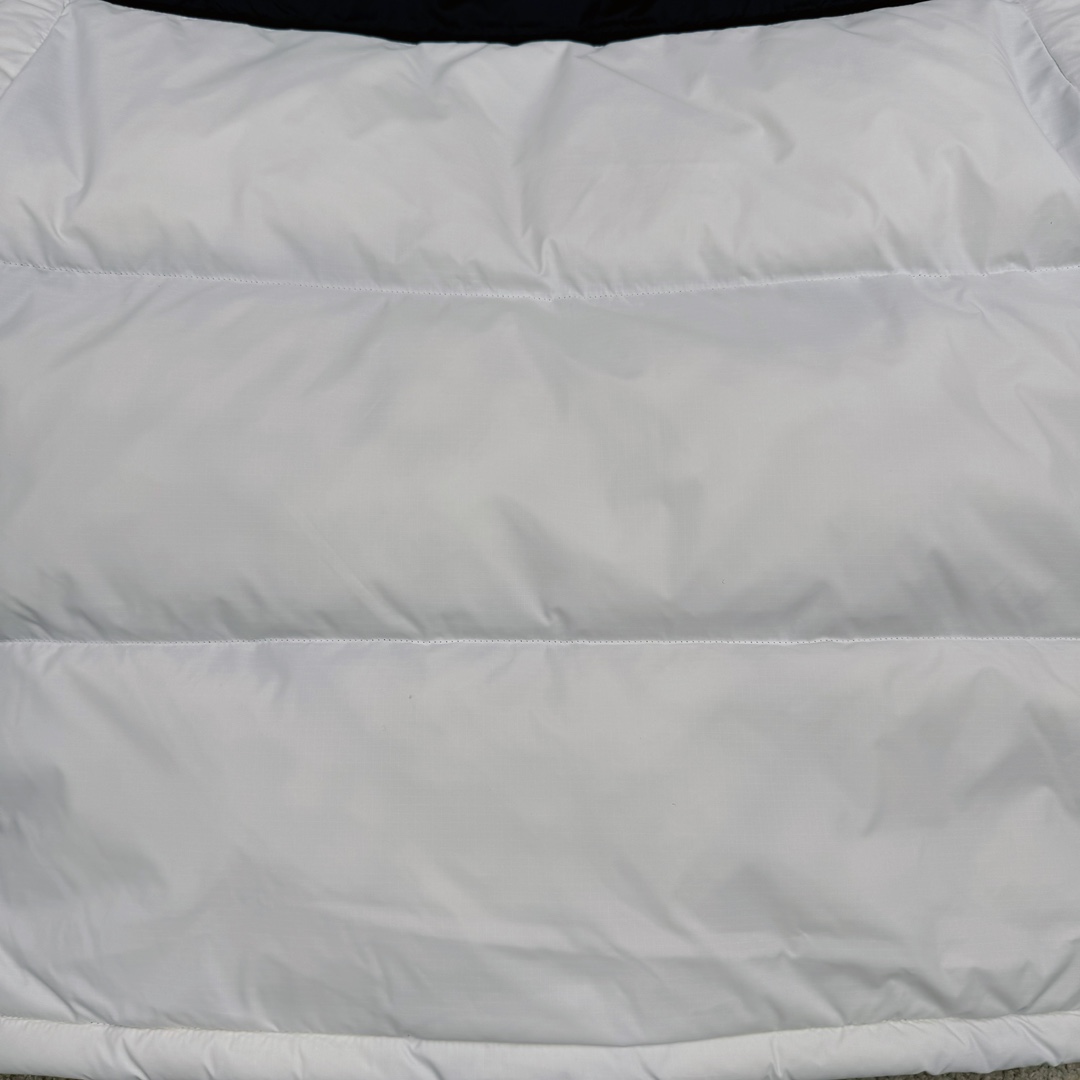 图片[16]-＃TZD TheNorthFace 1996 Nuptse 4NCH 北面拼色户外经典潮牌羽绒服 美国原厂原版数据开版 比例协调、宽松、保暖、时尚 真正原厂内部数据 最大可穿至230斤左右【非市面为节约成本而缩小版型】建议对比尺码表参数 全新进口百灵达绣花机定制万针电绣 采用进口7号针 进口绣线 保证每字饱满、立体、清晰 可称最贵绣标 采用国标90白鸭绒填充 保暖性能更出色 轻便不厚重 压缩后的蓬松度恢复性好 原厂定制40D格子四级防水布料 独家采用原版一致单层布料做法【非市面通货内加胆布】采用单层布料考验了布料及羽绒必须要达标 防止跑绒 并保证手感及膨松度 内里采用尼龙nylon双重双层封禁设计 不会出现任何跑绒现象 内置抽拉绳扣的可调节下摆 可防风防寒 拉链采用吉田YKK原厂定制 刻字清晰 质感完美顺滑 建议比较可供过毒验货 辅料及扣子均采用原版一样铜芯弹簧【非市面铁芯弹簧】可对比了解更多细节 只做市场最高版本 袖口六角扣标志着同步原版一样的六角扣 真正做到和原版一摸一样 不诋毁 不浮夸 真实且不需要太多文案 因为专注 所以专业！ 尺码：XS S M L XL XXL-选品中心