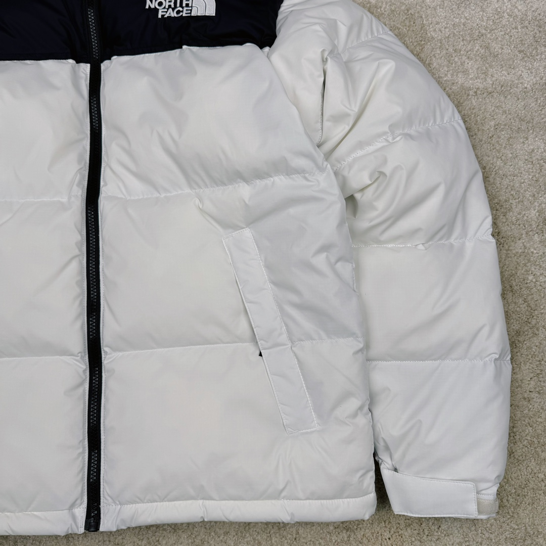 图片[7]-＃TZD TheNorthFace 1996 Nuptse 4NCH 北面拼色户外经典潮牌羽绒服 美国原厂原版数据开版 比例协调、宽松、保暖、时尚 真正原厂内部数据 最大可穿至230斤左右【非市面为节约成本而缩小版型】建议对比尺码表参数 全新进口百灵达绣花机定制万针电绣 采用进口7号针 进口绣线 保证每字饱满、立体、清晰 可称最贵绣标 采用国标90白鸭绒填充 保暖性能更出色 轻便不厚重 压缩后的蓬松度恢复性好 原厂定制40D格子四级防水布料 独家采用原版一致单层布料做法【非市面通货内加胆布】采用单层布料考验了布料及羽绒必须要达标 防止跑绒 并保证手感及膨松度 内里采用尼龙nylon双重双层封禁设计 不会出现任何跑绒现象 内置抽拉绳扣的可调节下摆 可防风防寒 拉链采用吉田YKK原厂定制 刻字清晰 质感完美顺滑 建议比较可供过毒验货 辅料及扣子均采用原版一样铜芯弹簧【非市面铁芯弹簧】可对比了解更多细节 只做市场最高版本 袖口六角扣标志着同步原版一样的六角扣 真正做到和原版一摸一样 不诋毁 不浮夸 真实且不需要太多文案 因为专注 所以专业！ 尺码：XS S M L XL XXL-选品中心