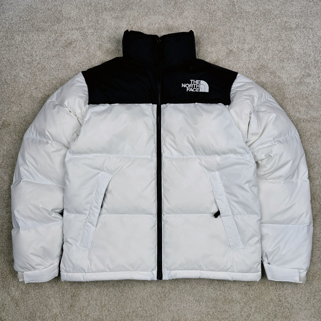 ＃TZD TheNorthFace 1996 Nuptse 4NCH 北面拼色户外经典潮牌羽绒服 美国原厂原版数据开版 比例协调、宽松、保暖、时尚 真正原厂内部数据 最大可穿至230斤左右【非市面为节约成本而缩小版型】建议对比尺码表参数 全新进口百灵达绣花机定制万针电绣 采用进口7号针 进口绣线 保证每字饱满、立体、清晰 可称最贵绣标 采用国标90白鸭绒填充 保暖性能更出色 轻便不厚重 压缩后的蓬松度恢复性好 原厂定制40D格子四级防水布料 独家采用原版一致单层布料做法【非市面通货内加胆布】采用单层布料考验了布料及羽绒必须要达标 防止跑绒 并保证手感及膨松度 内里采用尼龙nylon双重双层封禁设计 不会出现任何跑绒现象 内置抽拉绳扣的可调节下摆 可防风防寒 拉链采用吉田YKK原厂定制 刻字清晰 质感完美顺滑 建议比较可供过毒验货 辅料及扣子均采用原版一样铜芯弹簧【非市面铁芯弹簧】可对比了解更多细节 只做市场最高版本 袖口六角扣标志着同步原版一样的六角扣 真正做到和原版一摸一样 不诋毁 不浮夸 真实且不需要太多文案 因为专注 所以专业！ 尺码：XS S M L XL XXL-选品中心