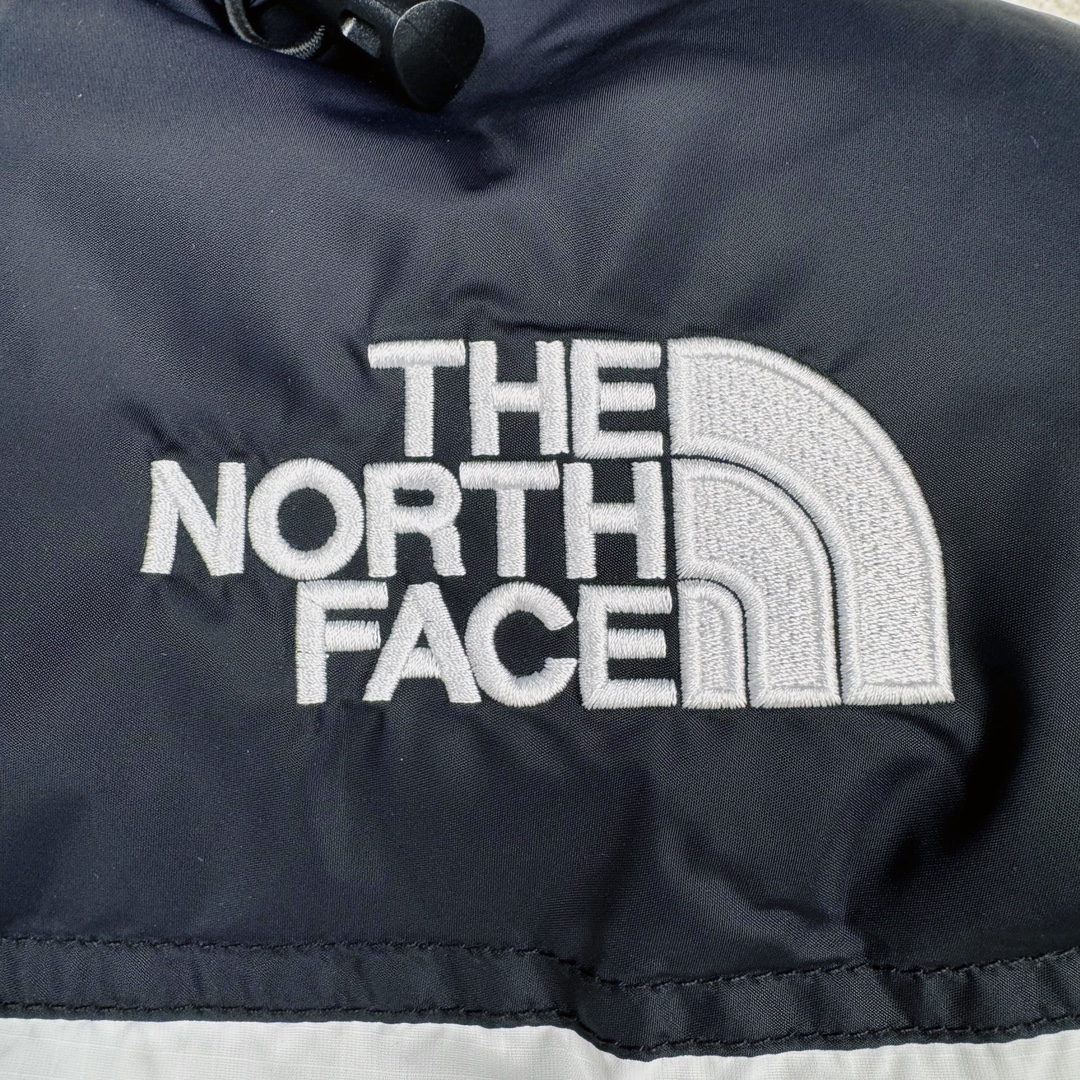 图片[20]-＃TZD TheNorthFace 1996 Nuptse 4NCH 北面拼色户外经典潮牌羽绒服 美国原厂原版数据开版 比例协调、宽松、保暖、时尚 真正原厂内部数据 最大可穿至230斤左右【非市面为节约成本而缩小版型】建议对比尺码表参数 全新进口百灵达绣花机定制万针电绣 采用进口7号针 进口绣线 保证每字饱满、立体、清晰 可称最贵绣标 采用国标90白鸭绒填充 保暖性能更出色 轻便不厚重 压缩后的蓬松度恢复性好 原厂定制40D格子四级防水布料 独家采用原版一致单层布料做法【非市面通货内加胆布】采用单层布料考验了布料及羽绒必须要达标 防止跑绒 并保证手感及膨松度 内里采用尼龙nylon双重双层封禁设计 不会出现任何跑绒现象 内置抽拉绳扣的可调节下摆 可防风防寒 拉链采用吉田YKK原厂定制 刻字清晰 质感完美顺滑 建议比较可供过毒验货 辅料及扣子均采用原版一样铜芯弹簧【非市面铁芯弹簧】可对比了解更多细节 只做市场最高版本 袖口六角扣标志着同步原版一样的六角扣 真正做到和原版一摸一样 不诋毁 不浮夸 真实且不需要太多文案 因为专注 所以专业！ 尺码：XS S M L XL XXL-选品中心