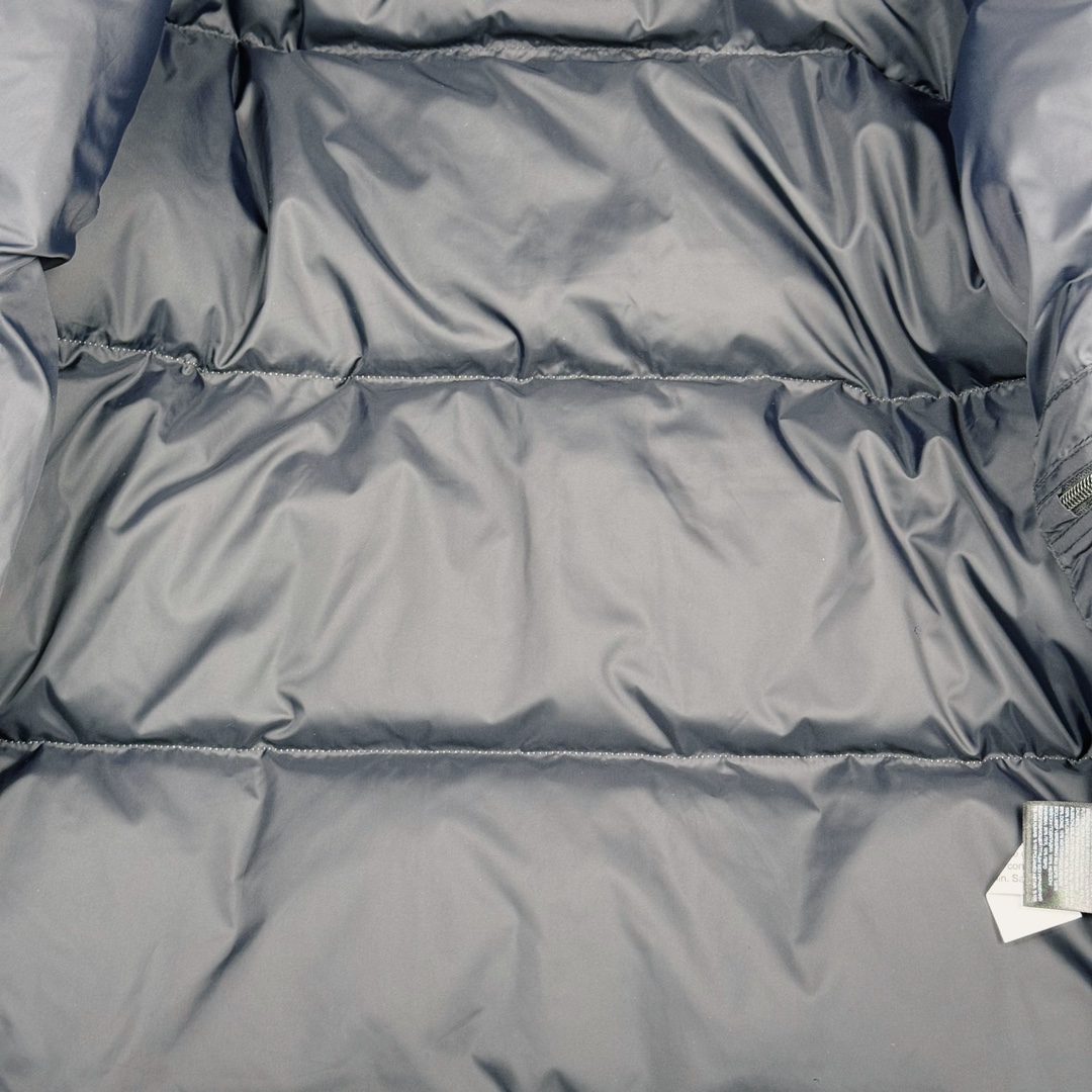 图片[14]-＃TZD TheNorthFace 1996 Nuptse 4NCH 北面拼色户外经典潮牌羽绒服 美国原厂原版数据开版 比例协调、宽松、保暖、时尚 真正原厂内部数据 最大可穿至230斤左右【非市面为节约成本而缩小版型】建议对比尺码表参数 全新进口百灵达绣花机定制万针电绣 采用进口7号针 进口绣线 保证每字饱满、立体、清晰 可称最贵绣标 采用国标90白鸭绒填充 保暖性能更出色 轻便不厚重 压缩后的蓬松度恢复性好 原厂定制40D格子四级防水布料 独家采用原版一致单层布料做法【非市面通货内加胆布】采用单层布料考验了布料及羽绒必须要达标 防止跑绒 并保证手感及膨松度 内里采用尼龙nylon双重双层封禁设计 不会出现任何跑绒现象 内置抽拉绳扣的可调节下摆 可防风防寒 拉链采用吉田YKK原厂定制 刻字清晰 质感完美顺滑 建议比较可供过毒验货 辅料及扣子均采用原版一样铜芯弹簧【非市面铁芯弹簧】可对比了解更多细节 只做市场最高版本 袖口六角扣标志着同步原版一样的六角扣 真正做到和原版一摸一样 不诋毁 不浮夸 真实且不需要太多文案 因为专注 所以专业！ 尺码：XS S M L XL XXL-选品中心