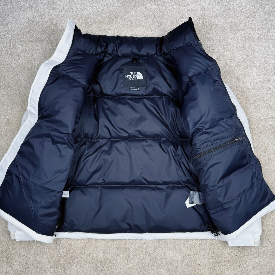 图片[4]-＃TZD TheNorthFace 1996 Nuptse 4NCH 北面拼色户外经典潮牌羽绒服 美国原厂原版数据开版 比例协调、宽松、保暖、时尚 真正原厂内部数据 最大可穿至230斤左右【非市面为节约成本而缩小版型】建议对比尺码表参数 全新进口百灵达绣花机定制万针电绣 采用进口7号针 进口绣线 保证每字饱满、立体、清晰 可称最贵绣标 采用国标90白鸭绒填充 保暖性能更出色 轻便不厚重 压缩后的蓬松度恢复性好 原厂定制40D格子四级防水布料 独家采用原版一致单层布料做法【非市面通货内加胆布】采用单层布料考验了布料及羽绒必须要达标 防止跑绒 并保证手感及膨松度 内里采用尼龙nylon双重双层封禁设计 不会出现任何跑绒现象 内置抽拉绳扣的可调节下摆 可防风防寒 拉链采用吉田YKK原厂定制 刻字清晰 质感完美顺滑 建议比较可供过毒验货 辅料及扣子均采用原版一样铜芯弹簧【非市面铁芯弹簧】可对比了解更多细节 只做市场最高版本 袖口六角扣标志着同步原版一样的六角扣 真正做到和原版一摸一样 不诋毁 不浮夸 真实且不需要太多文案 因为专注 所以专业！ 尺码：XS S M L XL XXL-选品中心