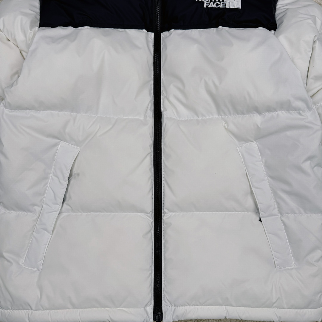 图片[10]-＃TZD TheNorthFace 1996 Nuptse 4NCH 北面拼色户外经典潮牌羽绒服 美国原厂原版数据开版 比例协调、宽松、保暖、时尚 真正原厂内部数据 最大可穿至230斤左右【非市面为节约成本而缩小版型】建议对比尺码表参数 全新进口百灵达绣花机定制万针电绣 采用进口7号针 进口绣线 保证每字饱满、立体、清晰 可称最贵绣标 采用国标90白鸭绒填充 保暖性能更出色 轻便不厚重 压缩后的蓬松度恢复性好 原厂定制40D格子四级防水布料 独家采用原版一致单层布料做法【非市面通货内加胆布】采用单层布料考验了布料及羽绒必须要达标 防止跑绒 并保证手感及膨松度 内里采用尼龙nylon双重双层封禁设计 不会出现任何跑绒现象 内置抽拉绳扣的可调节下摆 可防风防寒 拉链采用吉田YKK原厂定制 刻字清晰 质感完美顺滑 建议比较可供过毒验货 辅料及扣子均采用原版一样铜芯弹簧【非市面铁芯弹簧】可对比了解更多细节 只做市场最高版本 袖口六角扣标志着同步原版一样的六角扣 真正做到和原版一摸一样 不诋毁 不浮夸 真实且不需要太多文案 因为专注 所以专业！ 尺码：XS S M L XL XXL-选品中心