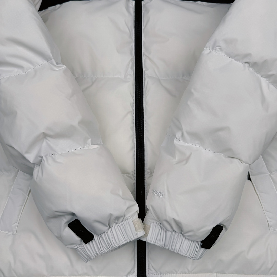 图片[19]-＃TZD TheNorthFace 1996 Nuptse 4NCH 北面拼色户外经典潮牌羽绒服 美国原厂原版数据开版 比例协调、宽松、保暖、时尚 真正原厂内部数据 最大可穿至230斤左右【非市面为节约成本而缩小版型】建议对比尺码表参数 全新进口百灵达绣花机定制万针电绣 采用进口7号针 进口绣线 保证每字饱满、立体、清晰 可称最贵绣标 采用国标90白鸭绒填充 保暖性能更出色 轻便不厚重 压缩后的蓬松度恢复性好 原厂定制40D格子四级防水布料 独家采用原版一致单层布料做法【非市面通货内加胆布】采用单层布料考验了布料及羽绒必须要达标 防止跑绒 并保证手感及膨松度 内里采用尼龙nylon双重双层封禁设计 不会出现任何跑绒现象 内置抽拉绳扣的可调节下摆 可防风防寒 拉链采用吉田YKK原厂定制 刻字清晰 质感完美顺滑 建议比较可供过毒验货 辅料及扣子均采用原版一样铜芯弹簧【非市面铁芯弹簧】可对比了解更多细节 只做市场最高版本 袖口六角扣标志着同步原版一样的六角扣 真正做到和原版一摸一样 不诋毁 不浮夸 真实且不需要太多文案 因为专注 所以专业！ 尺码：XS S M L XL XXL-选品中心