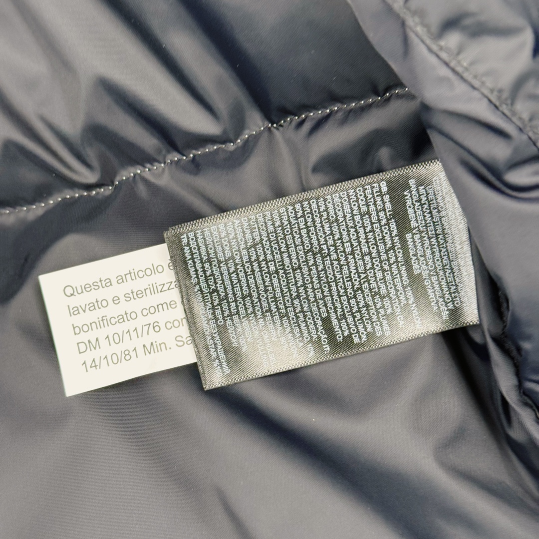 图片[13]-＃TZD TheNorthFace 1996 Nuptse 4NCH 北面拼色户外经典潮牌羽绒服 美国原厂原版数据开版 比例协调、宽松、保暖、时尚 真正原厂内部数据 最大可穿至230斤左右【非市面为节约成本而缩小版型】建议对比尺码表参数 全新进口百灵达绣花机定制万针电绣 采用进口7号针 进口绣线 保证每字饱满、立体、清晰 可称最贵绣标 采用国标90白鸭绒填充 保暖性能更出色 轻便不厚重 压缩后的蓬松度恢复性好 原厂定制40D格子四级防水布料 独家采用原版一致单层布料做法【非市面通货内加胆布】采用单层布料考验了布料及羽绒必须要达标 防止跑绒 并保证手感及膨松度 内里采用尼龙nylon双重双层封禁设计 不会出现任何跑绒现象 内置抽拉绳扣的可调节下摆 可防风防寒 拉链采用吉田YKK原厂定制 刻字清晰 质感完美顺滑 建议比较可供过毒验货 辅料及扣子均采用原版一样铜芯弹簧【非市面铁芯弹簧】可对比了解更多细节 只做市场最高版本 袖口六角扣标志着同步原版一样的六角扣 真正做到和原版一摸一样 不诋毁 不浮夸 真实且不需要太多文案 因为专注 所以专业！ 尺码：XS S M L XL XXL-选品中心