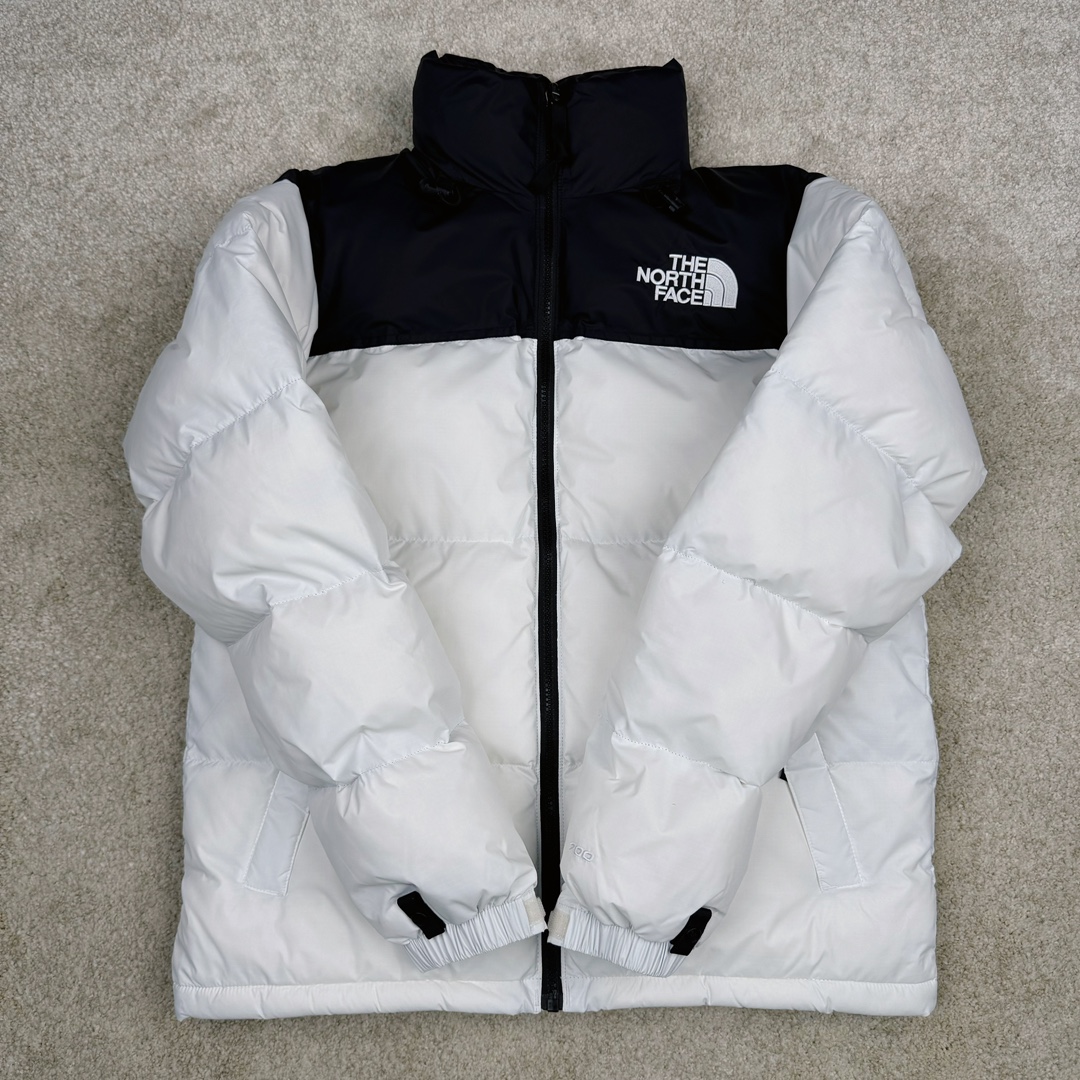 图片[2]-＃TZD TheNorthFace 1996 Nuptse 4NCH 北面拼色户外经典潮牌羽绒服 美国原厂原版数据开版 比例协调、宽松、保暖、时尚 真正原厂内部数据 最大可穿至230斤左右【非市面为节约成本而缩小版型】建议对比尺码表参数 全新进口百灵达绣花机定制万针电绣 采用进口7号针 进口绣线 保证每字饱满、立体、清晰 可称最贵绣标 采用国标90白鸭绒填充 保暖性能更出色 轻便不厚重 压缩后的蓬松度恢复性好 原厂定制40D格子四级防水布料 独家采用原版一致单层布料做法【非市面通货内加胆布】采用单层布料考验了布料及羽绒必须要达标 防止跑绒 并保证手感及膨松度 内里采用尼龙nylon双重双层封禁设计 不会出现任何跑绒现象 内置抽拉绳扣的可调节下摆 可防风防寒 拉链采用吉田YKK原厂定制 刻字清晰 质感完美顺滑 建议比较可供过毒验货 辅料及扣子均采用原版一样铜芯弹簧【非市面铁芯弹簧】可对比了解更多细节 只做市场最高版本 袖口六角扣标志着同步原版一样的六角扣 真正做到和原版一摸一样 不诋毁 不浮夸 真实且不需要太多文案 因为专注 所以专业！ 尺码：XS S M L XL XXL-选品中心