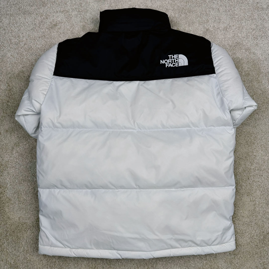 图片[3]-＃TZD TheNorthFace 1996 Nuptse 4NCH 北面拼色户外经典潮牌羽绒服 美国原厂原版数据开版 比例协调、宽松、保暖、时尚 真正原厂内部数据 最大可穿至230斤左右【非市面为节约成本而缩小版型】建议对比尺码表参数 全新进口百灵达绣花机定制万针电绣 采用进口7号针 进口绣线 保证每字饱满、立体、清晰 可称最贵绣标 采用国标90白鸭绒填充 保暖性能更出色 轻便不厚重 压缩后的蓬松度恢复性好 原厂定制40D格子四级防水布料 独家采用原版一致单层布料做法【非市面通货内加胆布】采用单层布料考验了布料及羽绒必须要达标 防止跑绒 并保证手感及膨松度 内里采用尼龙nylon双重双层封禁设计 不会出现任何跑绒现象 内置抽拉绳扣的可调节下摆 可防风防寒 拉链采用吉田YKK原厂定制 刻字清晰 质感完美顺滑 建议比较可供过毒验货 辅料及扣子均采用原版一样铜芯弹簧【非市面铁芯弹簧】可对比了解更多细节 只做市场最高版本 袖口六角扣标志着同步原版一样的六角扣 真正做到和原版一摸一样 不诋毁 不浮夸 真实且不需要太多文案 因为专注 所以专业！ 尺码：XS S M L XL XXL-选品中心