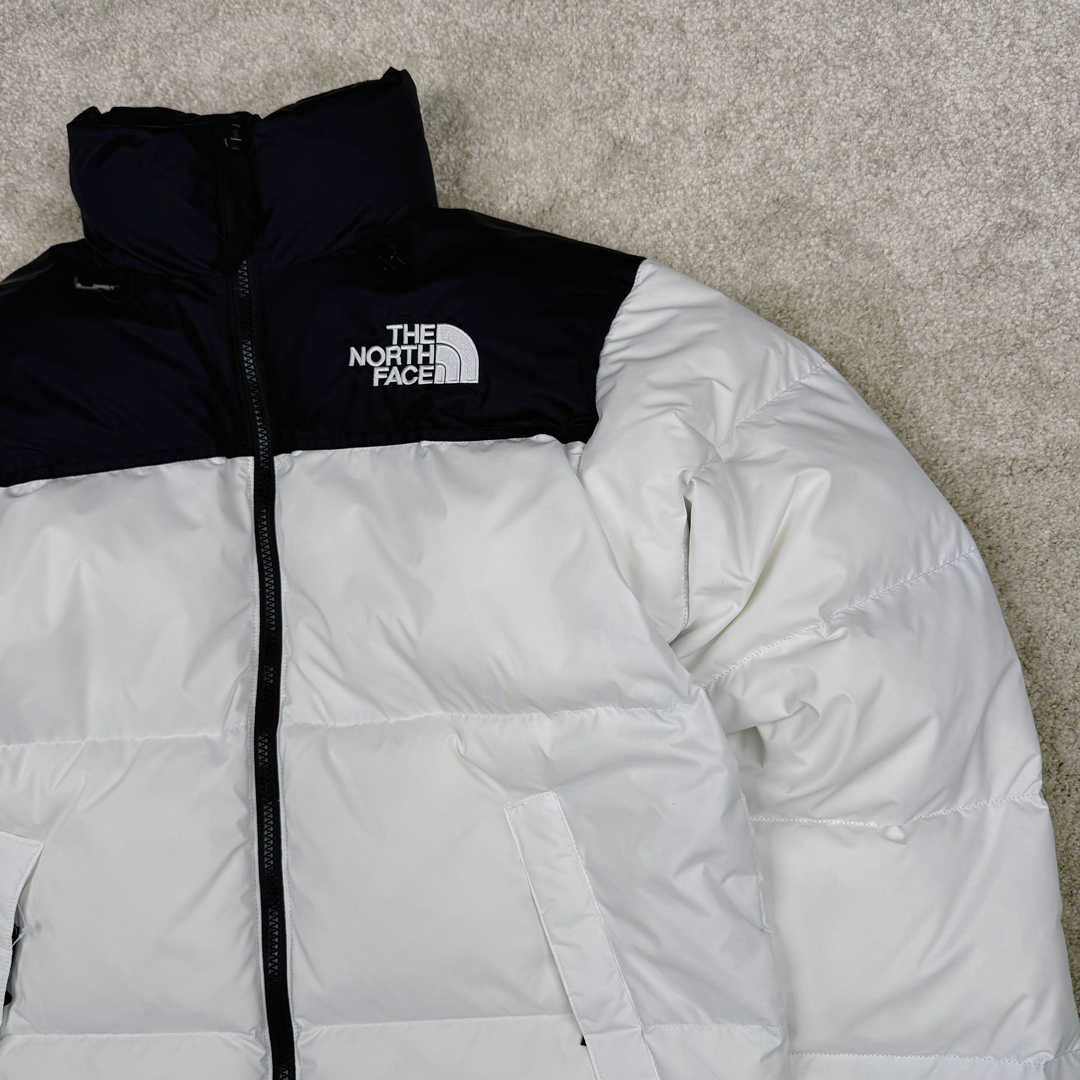 图片[9]-＃TZD TheNorthFace 1996 Nuptse 4NCH 北面拼色户外经典潮牌羽绒服 美国原厂原版数据开版 比例协调、宽松、保暖、时尚 真正原厂内部数据 最大可穿至230斤左右【非市面为节约成本而缩小版型】建议对比尺码表参数 全新进口百灵达绣花机定制万针电绣 采用进口7号针 进口绣线 保证每字饱满、立体、清晰 可称最贵绣标 采用国标90白鸭绒填充 保暖性能更出色 轻便不厚重 压缩后的蓬松度恢复性好 原厂定制40D格子四级防水布料 独家采用原版一致单层布料做法【非市面通货内加胆布】采用单层布料考验了布料及羽绒必须要达标 防止跑绒 并保证手感及膨松度 内里采用尼龙nylon双重双层封禁设计 不会出现任何跑绒现象 内置抽拉绳扣的可调节下摆 可防风防寒 拉链采用吉田YKK原厂定制 刻字清晰 质感完美顺滑 建议比较可供过毒验货 辅料及扣子均采用原版一样铜芯弹簧【非市面铁芯弹簧】可对比了解更多细节 只做市场最高版本 袖口六角扣标志着同步原版一样的六角扣 真正做到和原版一摸一样 不诋毁 不浮夸 真实且不需要太多文案 因为专注 所以专业！ 尺码：XS S M L XL XXL-选品中心