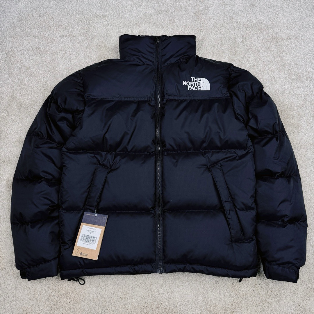 ＃TZD TheNorthFace 1996 Nuptse 4NCH 北面拼色户外经典潮牌羽绒服 美国原厂原版数据开版 比例协调、宽松、保暖、时尚 真正原厂内部数据 最大可穿至230斤左右【非市面为节约成本而缩小版型】建议对比尺码表参数 全新进口百灵达绣花机定制万针电绣 采用进口7号针 进口绣线 保证每字饱满、立体、清晰 可称最贵绣标 采用国标90白鸭绒填充 保暖性能更出色 轻便不厚重 压缩后的蓬松度恢复性好 原厂定制40D格子四级防水布料 独家采用原版一致单层布料做法【非市面通货内加胆布】采用单层布料考验了布料及羽绒必须要达标 防止跑绒 并保证手感及膨松度 内里采用尼龙nylon双重双层封禁设计 不会出现任何跑绒现象 内置抽拉绳扣的可调节下摆 可防风防寒 拉链采用吉田YKK原厂定制 刻字清晰 质感完美顺滑 建议比较可供过毒验货 辅料及扣子均采用原版一样铜芯弹簧【非市面铁芯弹簧】可对比了解更多细节 只做市场最高版本 袖口六角扣标志着同步原版一样的六角扣 真正做到和原版一摸一样 不诋毁 不浮夸 真实且不需要太多文案 因为专注 所以专业！ 尺码：XS S M L XL XXL-选品中心