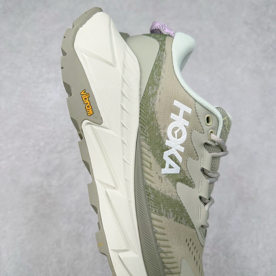 图片[6]-HOKA SKYLINE-FLOAT X 为HOKA首双搭载PeBax推进板的户外登山鞋，为近期大受欢迎的快速登山趋势打造，可同时对应越野跑与快速登山需求。90%蓖麻油提炼制造的Pebax推进版，搭配以甘蔗材质提炼的双密度EVA中底，为登山者带来源源不绝的前进能量。后跟外侧加长的Swallowtail Heel燕尾设计，同时提供上坡有感推进力、下坡步态更顺畅转换的快速登山新体验，适合想尝试轻量化登山，追求快速登山，但希望同时保持支撑推进力的族群。SKYLINE-FLOAT X使用Vibram黄金大底XS Trek复合橡胶成分，兼具耐磨与抓地力，搭配全新设计的5mm大底鞋齿与鞋纹，让克服崎岖地形更轻松，落地更稳定。 尺码：36 36.5 37.5 38 38.5 39 40 40.5 41 42 42.5 43 44 44.5 45-选品中心