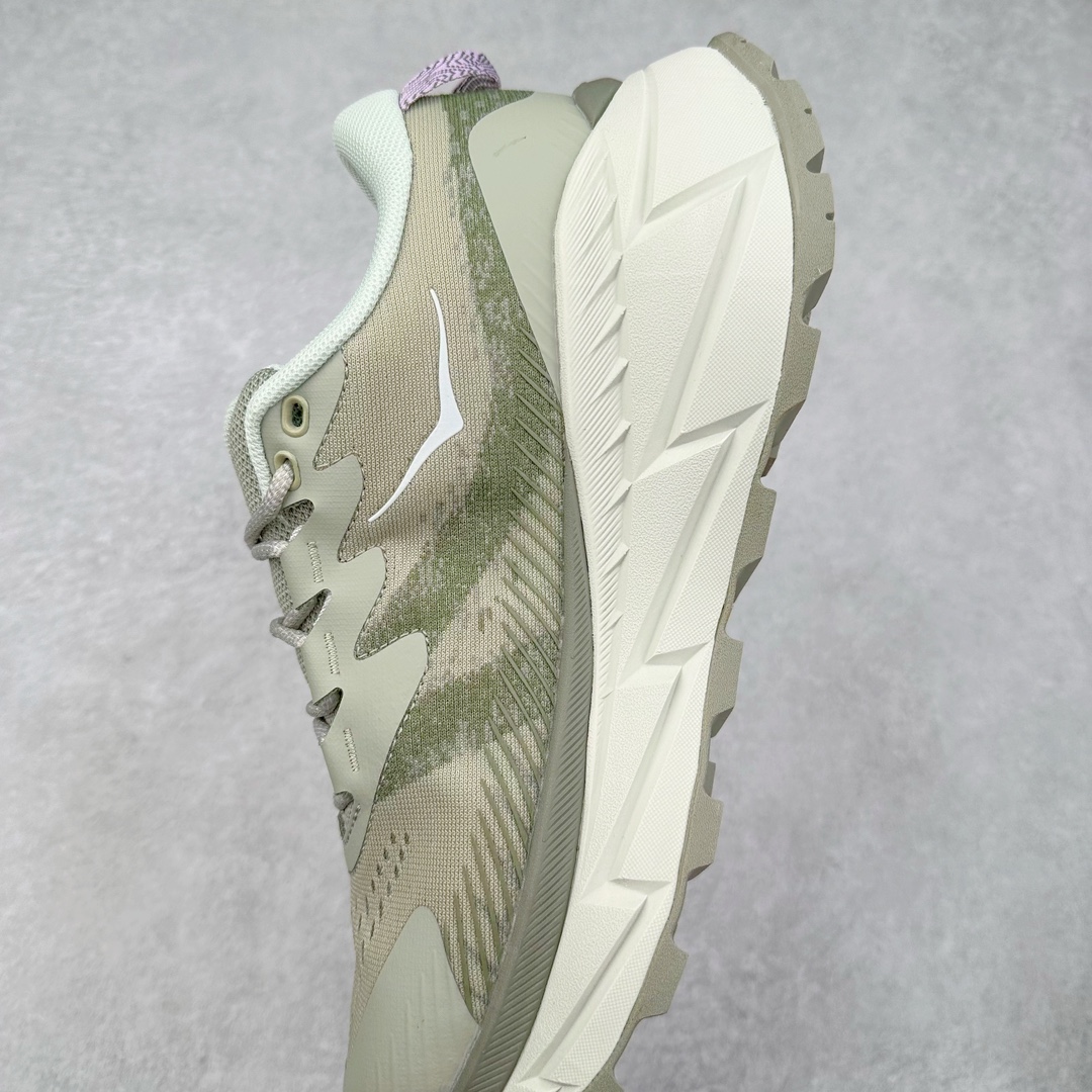 图片[7]-HOKA SKYLINE-FLOAT X 为HOKA首双搭载PeBax推进板的户外登山鞋，为近期大受欢迎的快速登山趋势打造，可同时对应越野跑与快速登山需求。90%蓖麻油提炼制造的Pebax推进版，搭配以甘蔗材质提炼的双密度EVA中底，为登山者带来源源不绝的前进能量。后跟外侧加长的Swallowtail Heel燕尾设计，同时提供上坡有感推进力、下坡步态更顺畅转换的快速登山新体验，适合想尝试轻量化登山，追求快速登山，但希望同时保持支撑推进力的族群。SKYLINE-FLOAT X使用Vibram黄金大底XS Trek复合橡胶成分，兼具耐磨与抓地力，搭配全新设计的5mm大底鞋齿与鞋纹，让克服崎岖地形更轻松，落地更稳定。 尺码：36 36.5 37.5 38 38.5 39 40 40.5 41 42 42.5 43 44 44.5 45-选品中心