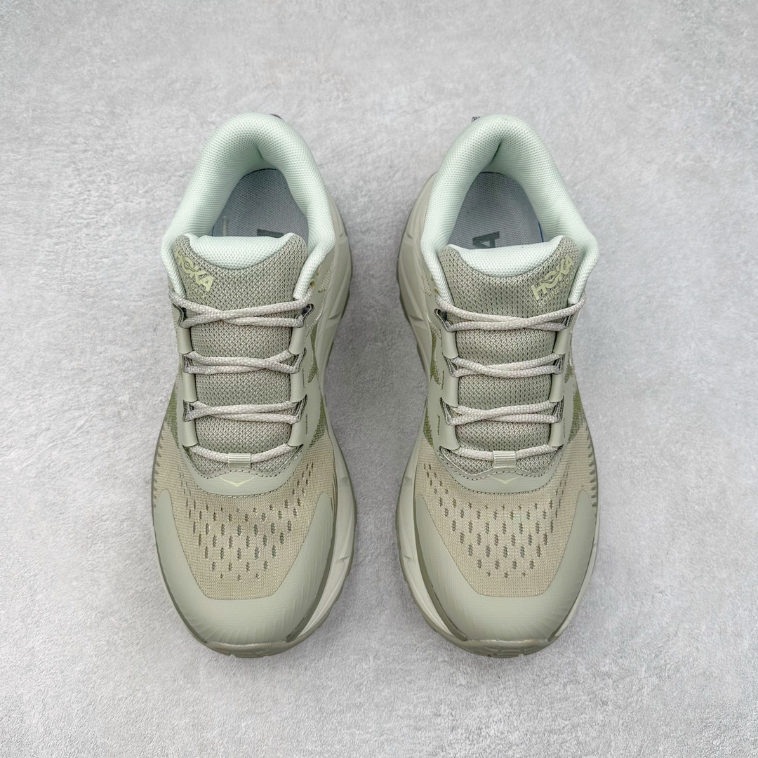 图片[2]-HOKA SKYLINE-FLOAT X 为HOKA首双搭载PeBax推进板的户外登山鞋，为近期大受欢迎的快速登山趋势打造，可同时对应越野跑与快速登山需求。90%蓖麻油提炼制造的Pebax推进版，搭配以甘蔗材质提炼的双密度EVA中底，为登山者带来源源不绝的前进能量。后跟外侧加长的Swallowtail Heel燕尾设计，同时提供上坡有感推进力、下坡步态更顺畅转换的快速登山新体验，适合想尝试轻量化登山，追求快速登山，但希望同时保持支撑推进力的族群。SKYLINE-FLOAT X使用Vibram黄金大底XS Trek复合橡胶成分，兼具耐磨与抓地力，搭配全新设计的5mm大底鞋齿与鞋纹，让克服崎岖地形更轻松，落地更稳定。 尺码：36 36.5 37.5 38 38.5 39 40 40.5 41 42 42.5 43 44 44.5 45-选品中心