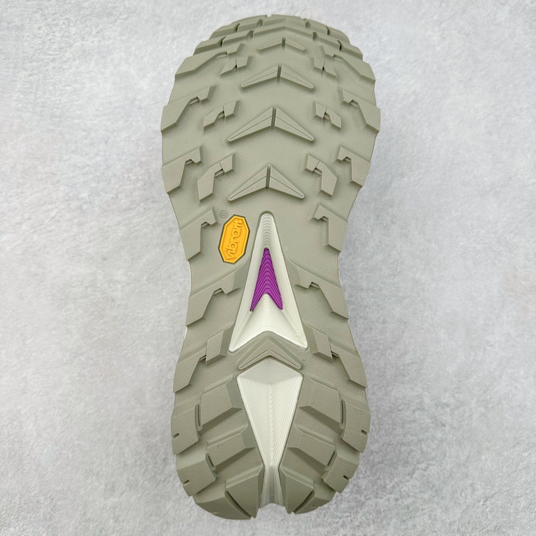 图片[9]-HOKA SKYLINE-FLOAT X 为HOKA首双搭载PeBax推进板的户外登山鞋，为近期大受欢迎的快速登山趋势打造，可同时对应越野跑与快速登山需求。90%蓖麻油提炼制造的Pebax推进版，搭配以甘蔗材质提炼的双密度EVA中底，为登山者带来源源不绝的前进能量。后跟外侧加长的Swallowtail Heel燕尾设计，同时提供上坡有感推进力、下坡步态更顺畅转换的快速登山新体验，适合想尝试轻量化登山，追求快速登山，但希望同时保持支撑推进力的族群。SKYLINE-FLOAT X使用Vibram黄金大底XS Trek复合橡胶成分，兼具耐磨与抓地力，搭配全新设计的5mm大底鞋齿与鞋纹，让克服崎岖地形更轻松，落地更稳定。 尺码：36 36.5 37.5 38 38.5 39 40 40.5 41 42 42.5 43 44 44.5 45-选品中心