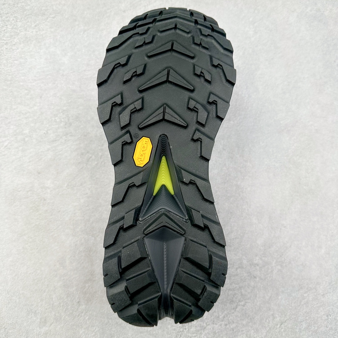 图片[9]-HOKA SKYLINE-FLOAT X 为HOKA首双搭载PeBax推进板的户外登山鞋，为近期大受欢迎的快速登山趋势打造，可同时对应越野跑与快速登山需求。90%蓖麻油提炼制造的Pebax推进版，搭配以甘蔗材质提炼的双密度EVA中底，为登山者带来源源不绝的前进能量。后跟外侧加长的Swallowtail Heel燕尾设计，同时提供上坡有感推进力、下坡步态更顺畅转换的快速登山新体验，适合想尝试轻量化登山，追求快速登山，但希望同时保持支撑推进力的族群。SKYLINE-FLOAT X使用Vibram黄金大底XS Trek复合橡胶成分，兼具耐磨与抓地力，搭配全新设计的5mm大底鞋齿与鞋纹，让克服崎岖地形更轻松，落地更稳定。 尺码：36 36.5 37.5 38 38.5 39 40 40.5 41 42 42.5 43 44 44.5 45-选品中心