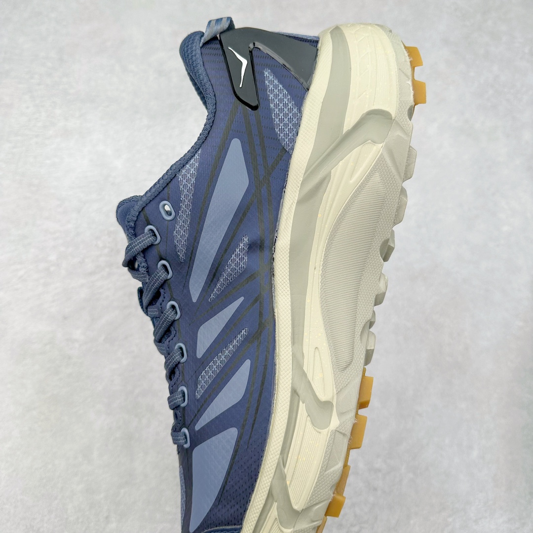 图片[7]-HOKA ONE ONE Mafate Speed 2 Low 玛法特2代系列低帮轻量户外越野休闲运动慢跑鞋 HOKA ONE ONE 最近推出了一个胶囊系列 Origin Story 这个系列里的 Mafate Speed 2 可以说让我日思夜想有一阵子了 最近终于拔草 让我来分享一下这双也是上脚赞到爆的越野跑鞋吧 以阿尔卑斯山脉作为主题将亮黄色与蓝色调覆盖在这经典轮廓之上 配色的呈现效果相当亮眼 以至于很多人买这个配色是用来日常搭配的 鞋面采用超轻的无缝架构 轻薄的TPU贴在透气的鞋面材料上 减轻重量同时也保证了支撑性 鞋底则采用滚动平衡技术 引导跑者回归自然步态 祖传的神奇EVA材质中底依旧是一如既往地表现优秀 能提供充足的缓震 作为HOKA家的越野跑鞋 VIBRAM 橡胶大底也是必不可少的 即便在复杂湿滑的地形 依旧能有良好的抓地力及稳定性 鞋带采用了弹性不易松脱的扁宽弹性鞋带 前掌与中掌部分也进行了加宽 也更加适合亚洲人的脚型 是一款十分全面且足够强悍的户外硬核越野鞋 而这双极其亮眼的越野跑鞋恰好又是在江山一百中参赛的UTMB冠军 Ludovic POMMERET 夺冠时穿着的战靴 这就让它变得更加有吸引力了 用来日常搭配的话短裤是基本不挑 长裤我个人推荐阔腿裤 工装裤以及各种长筒牛仔裤都可以 尺码：36 36.5 37.5 38 38.5 39 40 40.5 41 42 42.5 43 44 44.5 45-选品中心