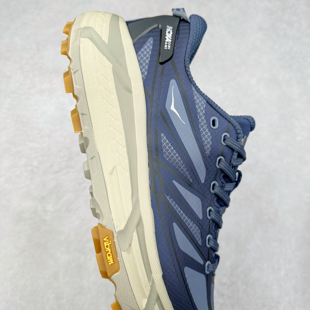 图片[6]-HOKA ONE ONE Mafate Speed 2 Low 玛法特2代系列低帮轻量户外越野休闲运动慢跑鞋 HOKA ONE ONE 最近推出了一个胶囊系列 Origin Story 这个系列里的 Mafate Speed 2 可以说让我日思夜想有一阵子了 最近终于拔草 让我来分享一下这双也是上脚赞到爆的越野跑鞋吧 以阿尔卑斯山脉作为主题将亮黄色与蓝色调覆盖在这经典轮廓之上 配色的呈现效果相当亮眼 以至于很多人买这个配色是用来日常搭配的 鞋面采用超轻的无缝架构 轻薄的TPU贴在透气的鞋面材料上 减轻重量同时也保证了支撑性 鞋底则采用滚动平衡技术 引导跑者回归自然步态 祖传的神奇EVA材质中底依旧是一如既往地表现优秀 能提供充足的缓震 作为HOKA家的越野跑鞋 VIBRAM 橡胶大底也是必不可少的 即便在复杂湿滑的地形 依旧能有良好的抓地力及稳定性 鞋带采用了弹性不易松脱的扁宽弹性鞋带 前掌与中掌部分也进行了加宽 也更加适合亚洲人的脚型 是一款十分全面且足够强悍的户外硬核越野鞋 而这双极其亮眼的越野跑鞋恰好又是在江山一百中参赛的UTMB冠军 Ludovic POMMERET 夺冠时穿着的战靴 这就让它变得更加有吸引力了 用来日常搭配的话短裤是基本不挑 长裤我个人推荐阔腿裤 工装裤以及各种长筒牛仔裤都可以 尺码：36 36.5 37.5 38 38.5 39 40 40.5 41 42 42.5 43 44 44.5 45-选品中心