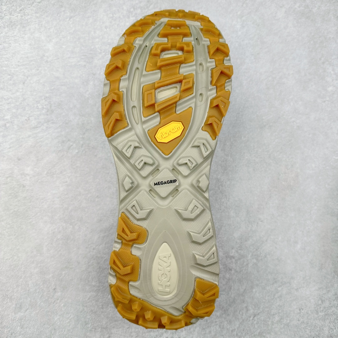 图片[9]-HOKA ONE ONE Mafate Speed 2 Low 玛法特2代系列低帮轻量户外越野休闲运动慢跑鞋 HOKA ONE ONE 最近推出了一个胶囊系列 Origin Story 这个系列里的 Mafate Speed 2 可以说让我日思夜想有一阵子了 最近终于拔草 让我来分享一下这双也是上脚赞到爆的越野跑鞋吧 以阿尔卑斯山脉作为主题将亮黄色与蓝色调覆盖在这经典轮廓之上 配色的呈现效果相当亮眼 以至于很多人买这个配色是用来日常搭配的 鞋面采用超轻的无缝架构 轻薄的TPU贴在透气的鞋面材料上 减轻重量同时也保证了支撑性 鞋底则采用滚动平衡技术 引导跑者回归自然步态 祖传的神奇EVA材质中底依旧是一如既往地表现优秀 能提供充足的缓震 作为HOKA家的越野跑鞋 VIBRAM 橡胶大底也是必不可少的 即便在复杂湿滑的地形 依旧能有良好的抓地力及稳定性 鞋带采用了弹性不易松脱的扁宽弹性鞋带 前掌与中掌部分也进行了加宽 也更加适合亚洲人的脚型 是一款十分全面且足够强悍的户外硬核越野鞋 而这双极其亮眼的越野跑鞋恰好又是在江山一百中参赛的UTMB冠军 Ludovic POMMERET 夺冠时穿着的战靴 这就让它变得更加有吸引力了 用来日常搭配的话短裤是基本不挑 长裤我个人推荐阔腿裤 工装裤以及各种长筒牛仔裤都可以 尺码：36 36.5 37.5 38 38.5 39 40 40.5 41 42 42.5 43 44 44.5 45-选品中心