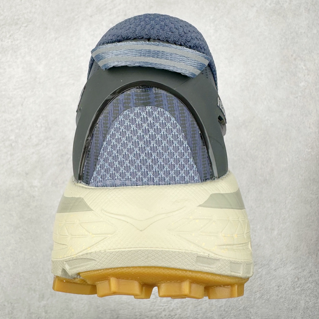 图片[8]-HOKA ONE ONE Mafate Speed 2 Low 玛法特2代系列低帮轻量户外越野休闲运动慢跑鞋 HOKA ONE ONE 最近推出了一个胶囊系列 Origin Story 这个系列里的 Mafate Speed 2 可以说让我日思夜想有一阵子了 最近终于拔草 让我来分享一下这双也是上脚赞到爆的越野跑鞋吧 以阿尔卑斯山脉作为主题将亮黄色与蓝色调覆盖在这经典轮廓之上 配色的呈现效果相当亮眼 以至于很多人买这个配色是用来日常搭配的 鞋面采用超轻的无缝架构 轻薄的TPU贴在透气的鞋面材料上 减轻重量同时也保证了支撑性 鞋底则采用滚动平衡技术 引导跑者回归自然步态 祖传的神奇EVA材质中底依旧是一如既往地表现优秀 能提供充足的缓震 作为HOKA家的越野跑鞋 VIBRAM 橡胶大底也是必不可少的 即便在复杂湿滑的地形 依旧能有良好的抓地力及稳定性 鞋带采用了弹性不易松脱的扁宽弹性鞋带 前掌与中掌部分也进行了加宽 也更加适合亚洲人的脚型 是一款十分全面且足够强悍的户外硬核越野鞋 而这双极其亮眼的越野跑鞋恰好又是在江山一百中参赛的UTMB冠军 Ludovic POMMERET 夺冠时穿着的战靴 这就让它变得更加有吸引力了 用来日常搭配的话短裤是基本不挑 长裤我个人推荐阔腿裤 工装裤以及各种长筒牛仔裤都可以 尺码：36 36.5 37.5 38 38.5 39 40 40.5 41 42 42.5 43 44 44.5 45-选品中心