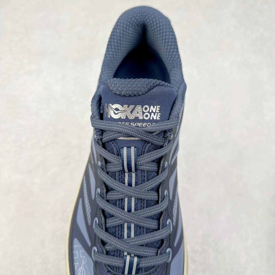 图片[5]-HOKA ONE ONE Mafate Speed 2 Low 玛法特2代系列低帮轻量户外越野休闲运动慢跑鞋 HOKA ONE ONE 最近推出了一个胶囊系列 Origin Story 这个系列里的 Mafate Speed 2 可以说让我日思夜想有一阵子了 最近终于拔草 让我来分享一下这双也是上脚赞到爆的越野跑鞋吧 以阿尔卑斯山脉作为主题将亮黄色与蓝色调覆盖在这经典轮廓之上 配色的呈现效果相当亮眼 以至于很多人买这个配色是用来日常搭配的 鞋面采用超轻的无缝架构 轻薄的TPU贴在透气的鞋面材料上 减轻重量同时也保证了支撑性 鞋底则采用滚动平衡技术 引导跑者回归自然步态 祖传的神奇EVA材质中底依旧是一如既往地表现优秀 能提供充足的缓震 作为HOKA家的越野跑鞋 VIBRAM 橡胶大底也是必不可少的 即便在复杂湿滑的地形 依旧能有良好的抓地力及稳定性 鞋带采用了弹性不易松脱的扁宽弹性鞋带 前掌与中掌部分也进行了加宽 也更加适合亚洲人的脚型 是一款十分全面且足够强悍的户外硬核越野鞋 而这双极其亮眼的越野跑鞋恰好又是在江山一百中参赛的UTMB冠军 Ludovic POMMERET 夺冠时穿着的战靴 这就让它变得更加有吸引力了 用来日常搭配的话短裤是基本不挑 长裤我个人推荐阔腿裤 工装裤以及各种长筒牛仔裤都可以 尺码：36 36.5 37.5 38 38.5 39 40 40.5 41 42 42.5 43 44 44.5 45-选品中心