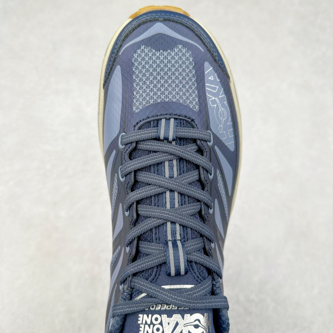 图片[4]-HOKA ONE ONE Mafate Speed 2 Low 玛法特2代系列低帮轻量户外越野休闲运动慢跑鞋 HOKA ONE ONE 最近推出了一个胶囊系列 Origin Story 这个系列里的 Mafate Speed 2 可以说让我日思夜想有一阵子了 最近终于拔草 让我来分享一下这双也是上脚赞到爆的越野跑鞋吧 以阿尔卑斯山脉作为主题将亮黄色与蓝色调覆盖在这经典轮廓之上 配色的呈现效果相当亮眼 以至于很多人买这个配色是用来日常搭配的 鞋面采用超轻的无缝架构 轻薄的TPU贴在透气的鞋面材料上 减轻重量同时也保证了支撑性 鞋底则采用滚动平衡技术 引导跑者回归自然步态 祖传的神奇EVA材质中底依旧是一如既往地表现优秀 能提供充足的缓震 作为HOKA家的越野跑鞋 VIBRAM 橡胶大底也是必不可少的 即便在复杂湿滑的地形 依旧能有良好的抓地力及稳定性 鞋带采用了弹性不易松脱的扁宽弹性鞋带 前掌与中掌部分也进行了加宽 也更加适合亚洲人的脚型 是一款十分全面且足够强悍的户外硬核越野鞋 而这双极其亮眼的越野跑鞋恰好又是在江山一百中参赛的UTMB冠军 Ludovic POMMERET 夺冠时穿着的战靴 这就让它变得更加有吸引力了 用来日常搭配的话短裤是基本不挑 长裤我个人推荐阔腿裤 工装裤以及各种长筒牛仔裤都可以 尺码：36 36.5 37.5 38 38.5 39 40 40.5 41 42 42.5 43 44 44.5 45-选品中心