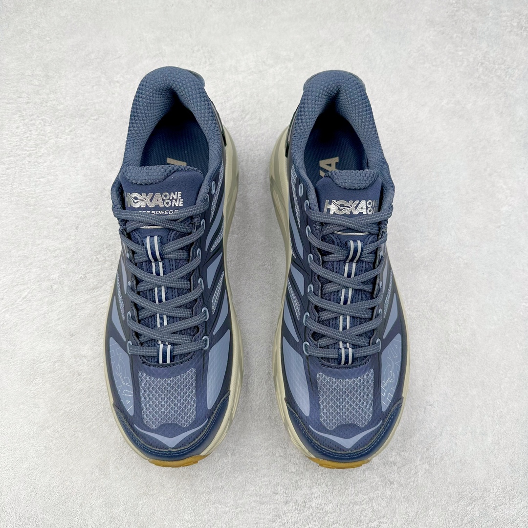 图片[2]-HOKA ONE ONE Mafate Speed 2 Low 玛法特2代系列低帮轻量户外越野休闲运动慢跑鞋 HOKA ONE ONE 最近推出了一个胶囊系列 Origin Story 这个系列里的 Mafate Speed 2 可以说让我日思夜想有一阵子了 最近终于拔草 让我来分享一下这双也是上脚赞到爆的越野跑鞋吧 以阿尔卑斯山脉作为主题将亮黄色与蓝色调覆盖在这经典轮廓之上 配色的呈现效果相当亮眼 以至于很多人买这个配色是用来日常搭配的 鞋面采用超轻的无缝架构 轻薄的TPU贴在透气的鞋面材料上 减轻重量同时也保证了支撑性 鞋底则采用滚动平衡技术 引导跑者回归自然步态 祖传的神奇EVA材质中底依旧是一如既往地表现优秀 能提供充足的缓震 作为HOKA家的越野跑鞋 VIBRAM 橡胶大底也是必不可少的 即便在复杂湿滑的地形 依旧能有良好的抓地力及稳定性 鞋带采用了弹性不易松脱的扁宽弹性鞋带 前掌与中掌部分也进行了加宽 也更加适合亚洲人的脚型 是一款十分全面且足够强悍的户外硬核越野鞋 而这双极其亮眼的越野跑鞋恰好又是在江山一百中参赛的UTMB冠军 Ludovic POMMERET 夺冠时穿着的战靴 这就让它变得更加有吸引力了 用来日常搭配的话短裤是基本不挑 长裤我个人推荐阔腿裤 工装裤以及各种长筒牛仔裤都可以 尺码：36 36.5 37.5 38 38.5 39 40 40.5 41 42 42.5 43 44 44.5 45-选品中心