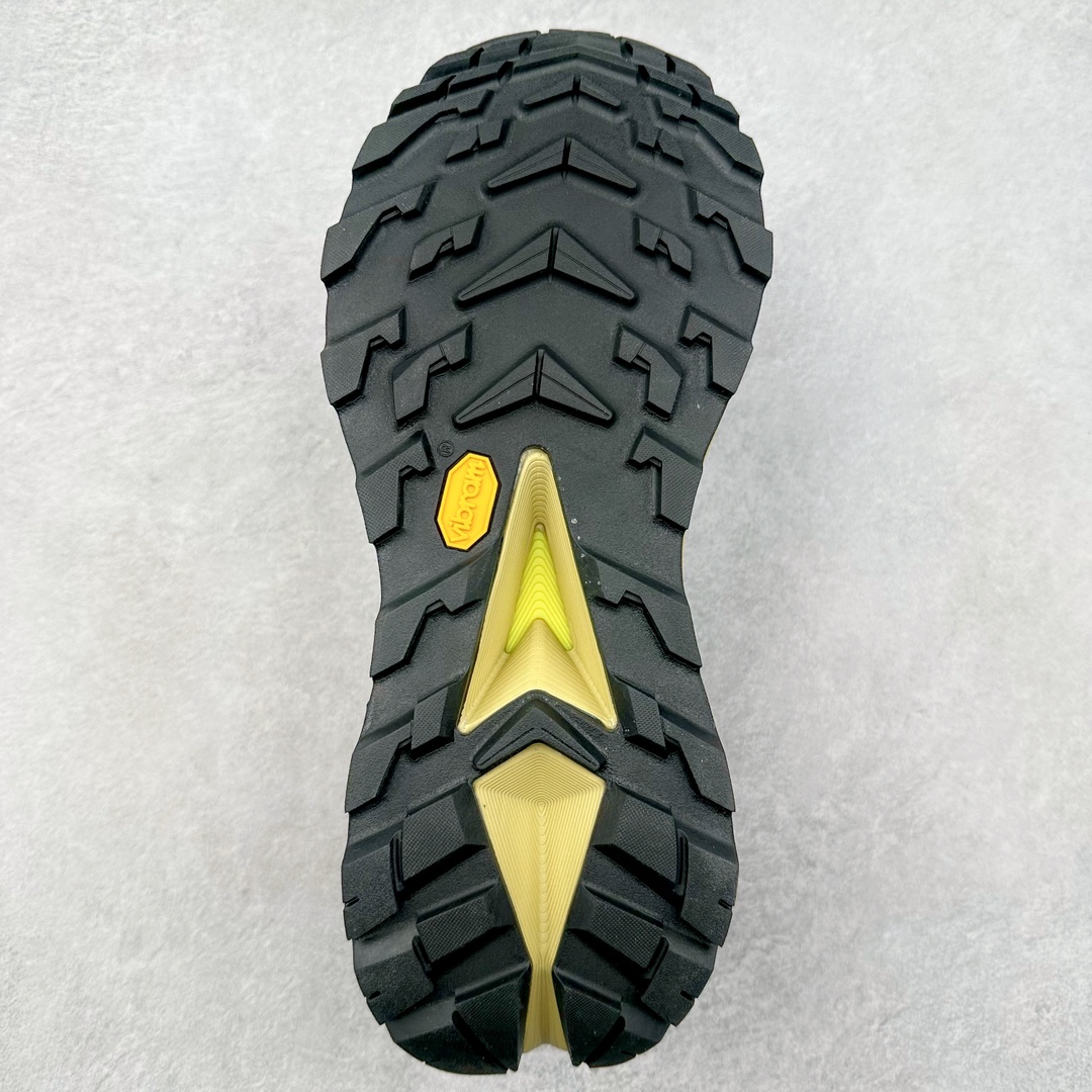 图片[9]-HOKA SKYLINE-FLOAT X 为HOKA首双搭载PeBax推进板的户外登山鞋，为近期大受欢迎的快速登山趋势打造，可同时对应越野跑与快速登山需求。90%蓖麻油提炼制造的Pebax推进版，搭配以甘蔗材质提炼的双密度EVA中底，为登山者带来源源不绝的前进能量。后跟外侧加长的Swallowtail Heel燕尾设计，同时提供上坡有感推进力、下坡步态更顺畅转换的快速登山新体验，适合想尝试轻量化登山，追求快速登山，但希望同时保持支撑推进力的族群。SKYLINE-FLOAT X使用Vibram黄金大底XS Trek复合橡胶成分，兼具耐磨与抓地力，搭配全新设计的5mm大底鞋齿与鞋纹，让克服崎岖地形更轻松，落地更稳定。 尺码：36 36.5 37.5 38 38.5 39 40 40.5 41 42 42.5 43 44 44.5 45-选品中心