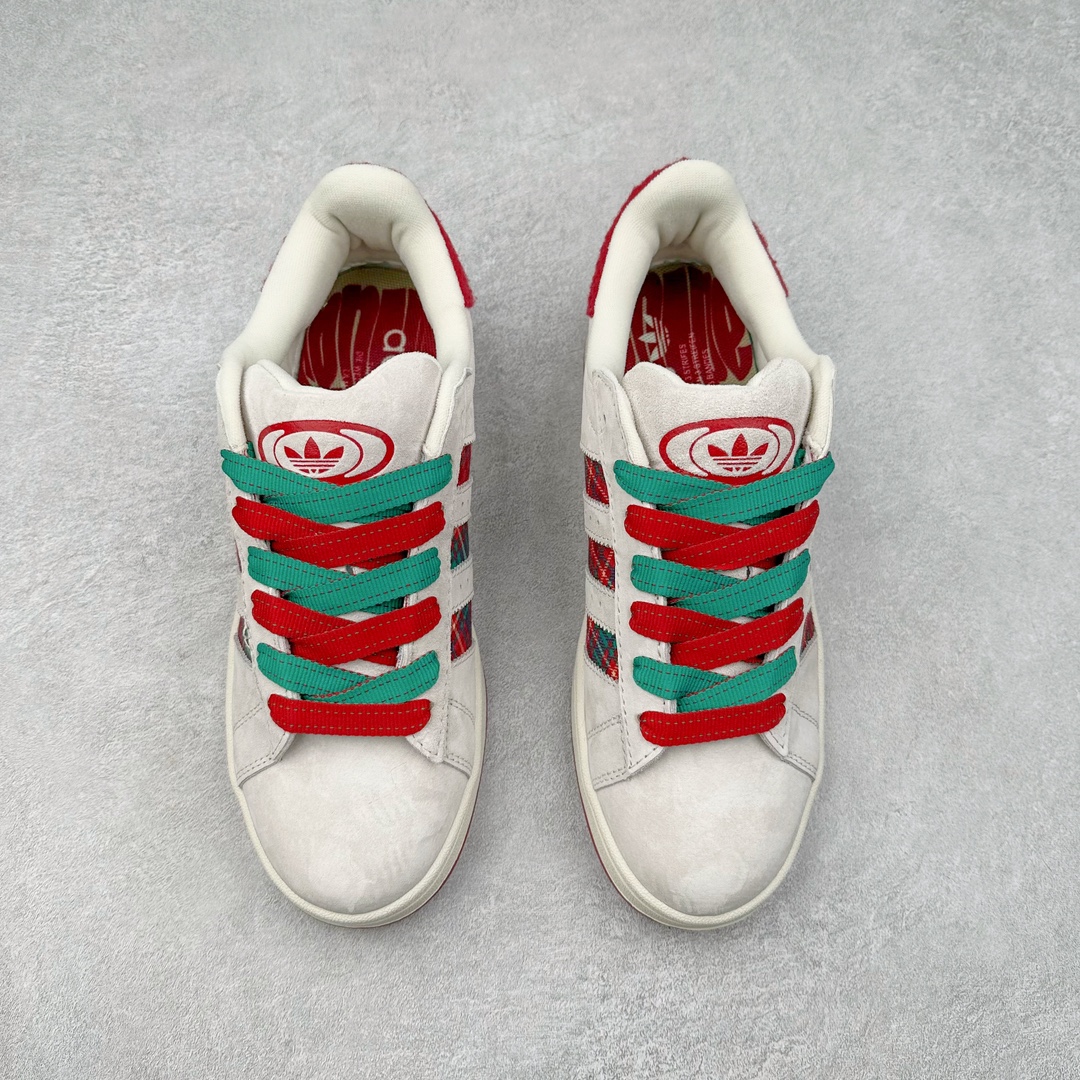 图片[2]-AD Originals Campus 00s 学院系列面包风经典复古低帮百搭休闲运动板鞋 ID6140 这次 Originals 选择了以经典复古鞋型 Campus 为蓝本打造全新面包鞋 这款鞋型联名不断 冠希当年对它更是钟爱有加 论牌面丝毫不输贝壳头、Forum 等大热鞋型 这次 Campus 一改 80 年代的瘦长造型 鞋舌、鞋身、鞋底甚至细节都变大了 营造出千禧年前后流行的面包鞋宽大廓形 因此鞋名改为 Campus 00s 鞋身采用绒面皮料搭配白色常规皮革 质感上还是延续了经典 Campus 的设计 鞋舌填充更加饱满 让鞋款整体看起来更加圆润 搭配上这款浅蓝配色 「蓝胖子」造型真的很可爱 鞋舌还加入了与以往 Campus 不同的全新三叶草 Logo 令造型更具千禧气息 鞋带也采用了加宽的设计 如果你不喜欢 这次还附送了传统鞋带可以替换 鞋底采用了米黄做旧设计 凸显鞋款的复古年代感 除了清新可人的浅蓝配色 还有一款酷灰配色 造型更加硬朗复古 而且相比浅蓝配色更加耐脏 尺码：36 36⅔ 37⅓ 38 38⅔ 39⅓ 40 40⅔ 41⅓ 42 42⅔ 43⅓ 44 45-选品中心