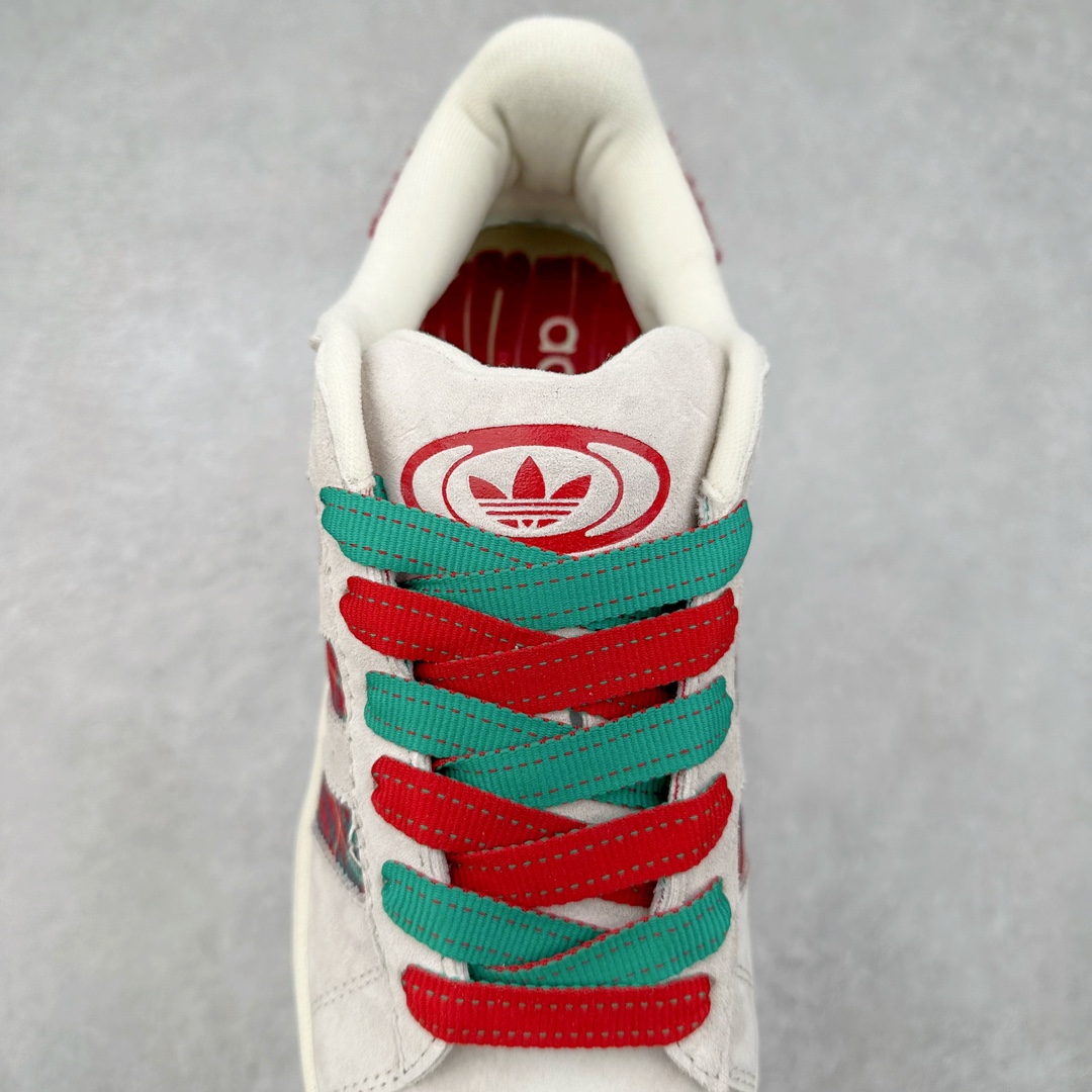 图片[5]-AD Originals Campus 00s 学院系列面包风经典复古低帮百搭休闲运动板鞋 ID6140 这次 Originals 选择了以经典复古鞋型 Campus 为蓝本打造全新面包鞋 这款鞋型联名不断 冠希当年对它更是钟爱有加 论牌面丝毫不输贝壳头、Forum 等大热鞋型 这次 Campus 一改 80 年代的瘦长造型 鞋舌、鞋身、鞋底甚至细节都变大了 营造出千禧年前后流行的面包鞋宽大廓形 因此鞋名改为 Campus 00s 鞋身采用绒面皮料搭配白色常规皮革 质感上还是延续了经典 Campus 的设计 鞋舌填充更加饱满 让鞋款整体看起来更加圆润 搭配上这款浅蓝配色 「蓝胖子」造型真的很可爱 鞋舌还加入了与以往 Campus 不同的全新三叶草 Logo 令造型更具千禧气息 鞋带也采用了加宽的设计 如果你不喜欢 这次还附送了传统鞋带可以替换 鞋底采用了米黄做旧设计 凸显鞋款的复古年代感 除了清新可人的浅蓝配色 还有一款酷灰配色 造型更加硬朗复古 而且相比浅蓝配色更加耐脏 尺码：36 36⅔ 37⅓ 38 38⅔ 39⅓ 40 40⅔ 41⅓ 42 42⅔ 43⅓ 44 45-选品中心