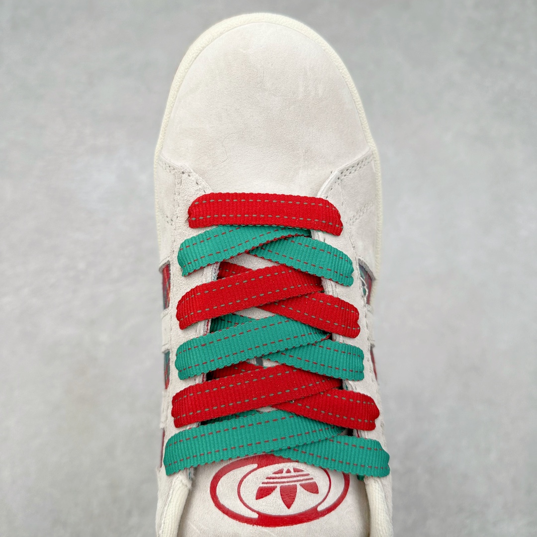 图片[4]-AD Originals Campus 00s 学院系列面包风经典复古低帮百搭休闲运动板鞋 ID6140 这次 Originals 选择了以经典复古鞋型 Campus 为蓝本打造全新面包鞋 这款鞋型联名不断 冠希当年对它更是钟爱有加 论牌面丝毫不输贝壳头、Forum 等大热鞋型 这次 Campus 一改 80 年代的瘦长造型 鞋舌、鞋身、鞋底甚至细节都变大了 营造出千禧年前后流行的面包鞋宽大廓形 因此鞋名改为 Campus 00s 鞋身采用绒面皮料搭配白色常规皮革 质感上还是延续了经典 Campus 的设计 鞋舌填充更加饱满 让鞋款整体看起来更加圆润 搭配上这款浅蓝配色 「蓝胖子」造型真的很可爱 鞋舌还加入了与以往 Campus 不同的全新三叶草 Logo 令造型更具千禧气息 鞋带也采用了加宽的设计 如果你不喜欢 这次还附送了传统鞋带可以替换 鞋底采用了米黄做旧设计 凸显鞋款的复古年代感 除了清新可人的浅蓝配色 还有一款酷灰配色 造型更加硬朗复古 而且相比浅蓝配色更加耐脏 尺码：36 36⅔ 37⅓ 38 38⅔ 39⅓ 40 40⅔ 41⅓ 42 42⅔ 43⅓ 44 45-选品中心