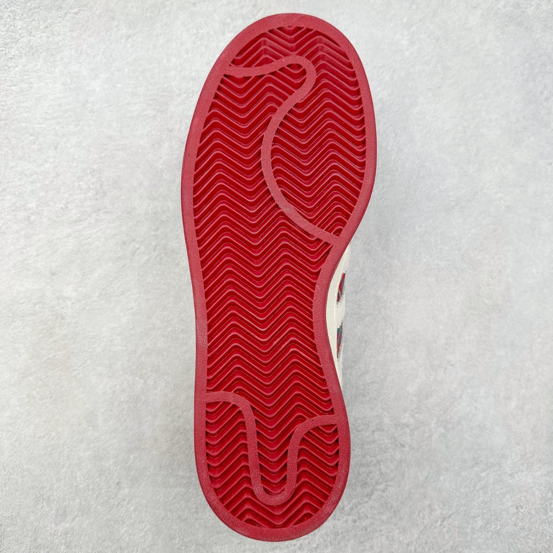 图片[9]-AD Originals Campus 00s 学院系列面包风经典复古低帮百搭休闲运动板鞋 ID6140 这次 Originals 选择了以经典复古鞋型 Campus 为蓝本打造全新面包鞋 这款鞋型联名不断 冠希当年对它更是钟爱有加 论牌面丝毫不输贝壳头、Forum 等大热鞋型 这次 Campus 一改 80 年代的瘦长造型 鞋舌、鞋身、鞋底甚至细节都变大了 营造出千禧年前后流行的面包鞋宽大廓形 因此鞋名改为 Campus 00s 鞋身采用绒面皮料搭配白色常规皮革 质感上还是延续了经典 Campus 的设计 鞋舌填充更加饱满 让鞋款整体看起来更加圆润 搭配上这款浅蓝配色 「蓝胖子」造型真的很可爱 鞋舌还加入了与以往 Campus 不同的全新三叶草 Logo 令造型更具千禧气息 鞋带也采用了加宽的设计 如果你不喜欢 这次还附送了传统鞋带可以替换 鞋底采用了米黄做旧设计 凸显鞋款的复古年代感 除了清新可人的浅蓝配色 还有一款酷灰配色 造型更加硬朗复古 而且相比浅蓝配色更加耐脏 尺码：36 36⅔ 37⅓ 38 38⅔ 39⅓ 40 40⅔ 41⅓ 42 42⅔ 43⅓ 44 45-选品中心