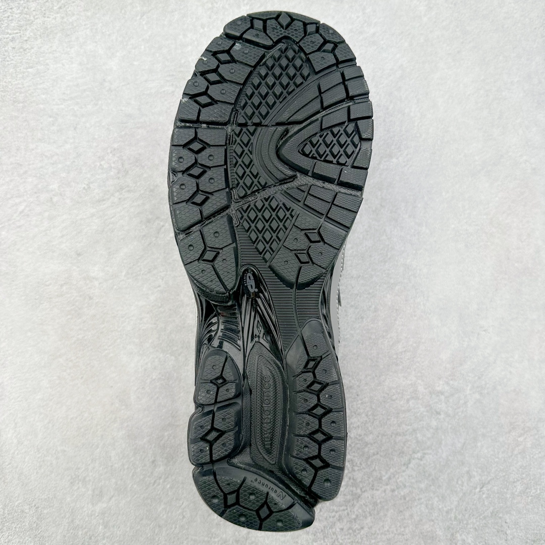 图片[9]-New Balance M1906R NB新百伦系列复古老爹风休闲运动慢跑鞋 采用轻质牛剖革拼接透气网眼衬垫织物鞋面材质 T-Beam大底提供足步弓支撑 保持步态稳定#后跟搭载外露缓震胶 鞋身整体以各种深浅不一的灰色覆盖 鞋头以淡蓝色调装饰，网眼衬垫通过不规律的色块实现做旧的美感 泛黄的鞋底更是进一步增添了复古气息 尺码：36 37 37.5 38 38.5 39.5 40 40.5 41.5 42 42.5 43 44 45-选品中心