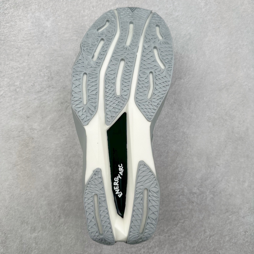 图片[9]-NEW BALANCE Rebel FuelCell Rebel V4 SuperComp Elite 精英版内置碳板 舒适时尚织物减震耐磨低帮马拉松轻量化跑步鞋 NB新百伦于 2019 年夏天首次发布了 Rebel 在制鞋业仍在向强调能量回报的弹力泡沫转变的时候 Rebel 确实是一个叛逆者 快进到 2024 年 Rebel v4 承诺通过重新配制的中底化合物和更高的堆叠高度提供更轻、更有弹性的跑步体验 就像New Balance SC Elite v4一样 Rebel v4 提供了完全重新设计的中底化合物 最新的混合物将 New Balance 专有的 FuelCell 泡沫（TPU 和 EVA 的混合物）与 PEBA 泡沫相结合 带来更弹跳的跑步体验 PEBA是一种超轻 高性能的泡沫 通常出现在镀碳超级鞋中 New Balance Rebel v4、ASICS Novablast 4和Brooks Hyperion Max都是精力充沛的无电镀运动鞋 在速度锻炼和快节奏中大放异彩 这三款鞋都依靠它们的中底泡沫和轻微的摇杆形状来创造一种向前滚动的感觉 而且虽然这些鞋子在堆叠高度和重量方面各不相同 但它们提供了相似的软硬比例 有足够的流行力来加快步伐 尺码：36 37 37.5 38 38.5 39.5 40 40.5 41.5 42 42.5 43 44 45-选品中心