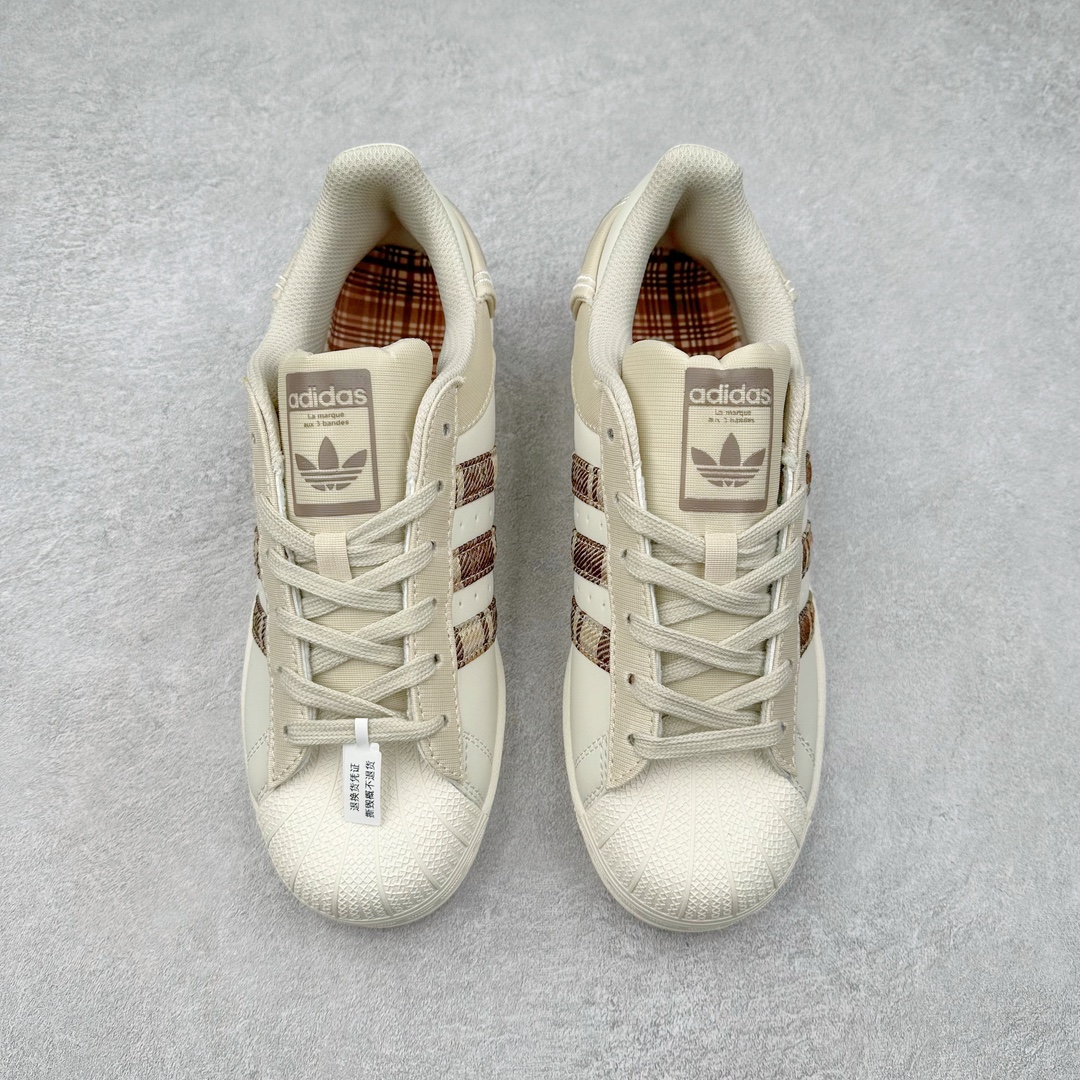 图片[2]-＃H11纯原福利 AD Originals Superstar 经典复古贝壳头板鞋 诞生于1969年 是第一双将全皮面鞋 身与橡胶鞋头结合在一起的低帮篮球鞋 Superstar最开始 是作为高帮篮球鞋Pro Model的低帮版本而出现的 但因为其独特和醒目的橡胶鞋头造型而让大家熟知 被大家形象地称为\\\”shelltoe\\\”贝壳头 在70年代的美国职业篮球场上 接近3/4的NBA球员都将这双Superstar作为场上用鞋 80年代之后 经过不断的改良和发展 Superstar逐渐成为横跨时装、音乐、街头文化、休闲和运动等各大领域的时尚潮鞋 尺码：35.5 36 36.5 37 38 38.5 39 40 40.5 41 42 42.5 43 44 44.5 45-选品中心