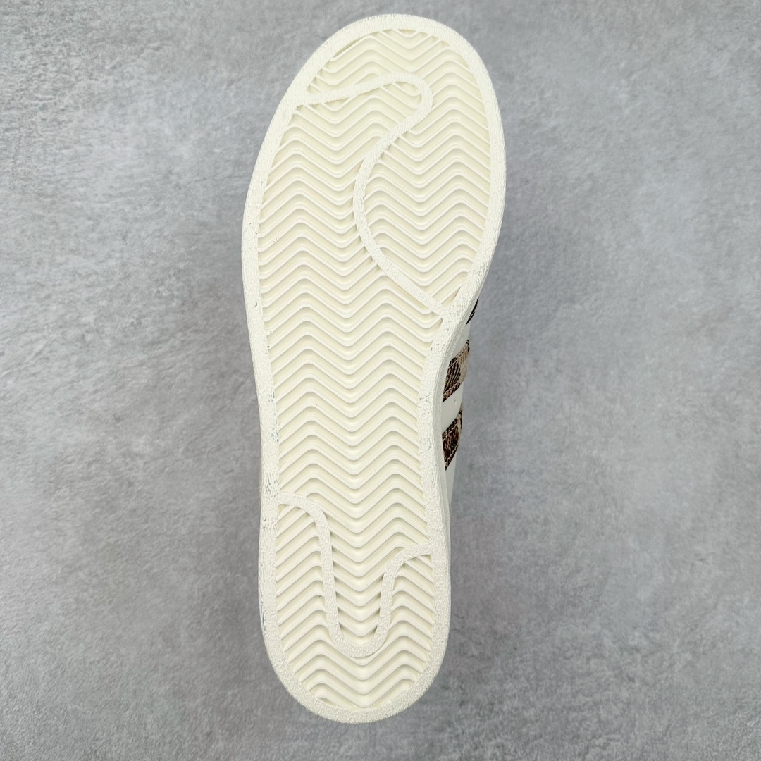 图片[9]-＃H11纯原福利 AD Originals Superstar 经典复古贝壳头板鞋 诞生于1969年 是第一双将全皮面鞋 身与橡胶鞋头结合在一起的低帮篮球鞋 Superstar最开始 是作为高帮篮球鞋Pro Model的低帮版本而出现的 但因为其独特和醒目的橡胶鞋头造型而让大家熟知 被大家形象地称为\\\”shelltoe\\\”贝壳头 在70年代的美国职业篮球场上 接近3/4的NBA球员都将这双Superstar作为场上用鞋 80年代之后 经过不断的改良和发展 Superstar逐渐成为横跨时装、音乐、街头文化、休闲和运动等各大领域的时尚潮鞋 尺码：35.5 36 36.5 37 38 38.5 39 40 40.5 41 42 42.5 43 44 44.5 45-选品中心